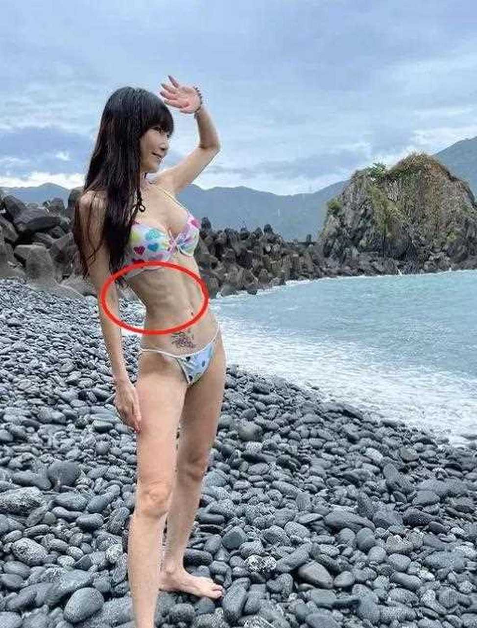 55女模特胡文英瘦成了骨感美,穿比基尼在海边,拍着纤细腰姿,特别的美