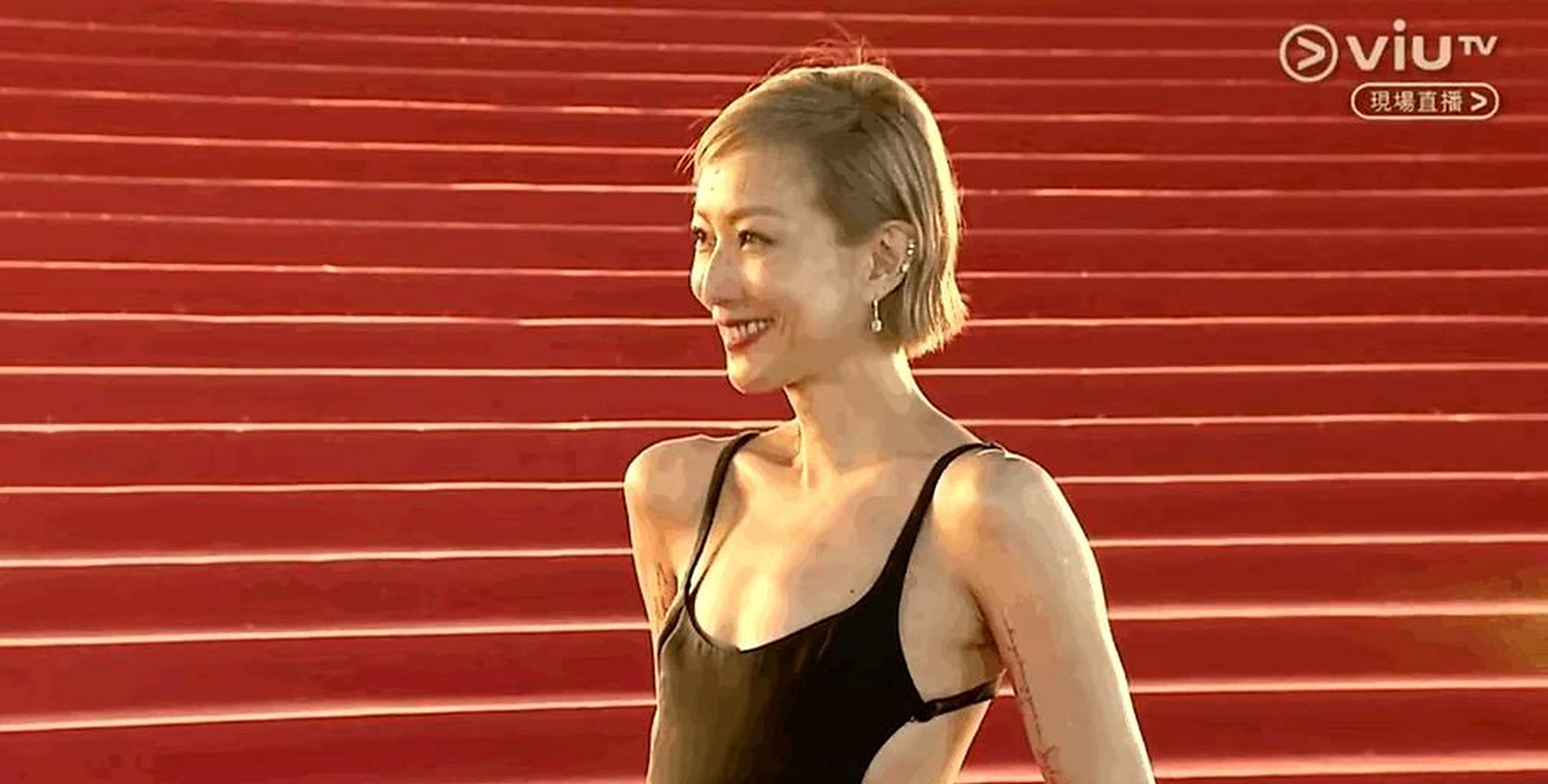 郑秀文穿着泳衣出现在颁奖现场.