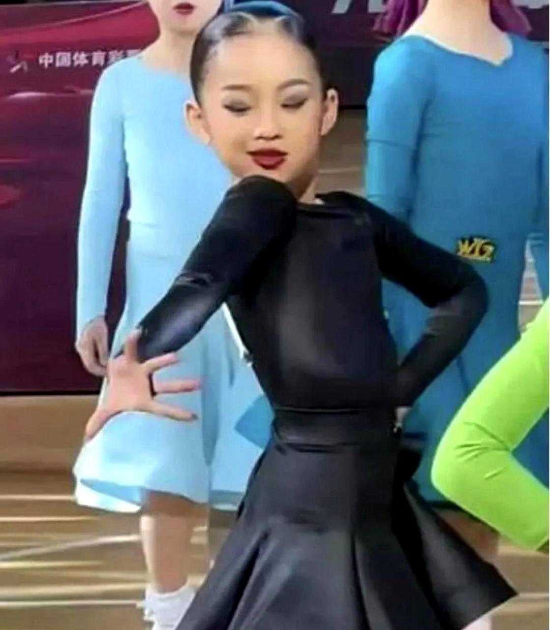 一个孩子跳舞时,应该展现出自己真实的表情和情感.