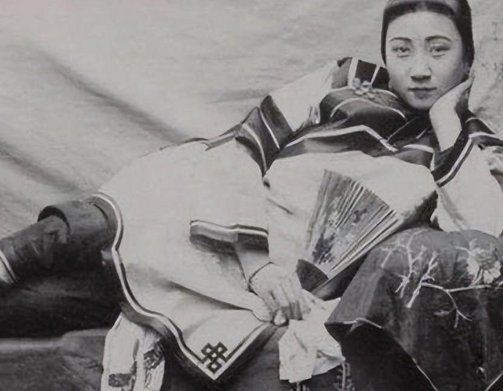 清末名妓真实老照片,小凤仙为爱退隐,花国总统被弃尸野外