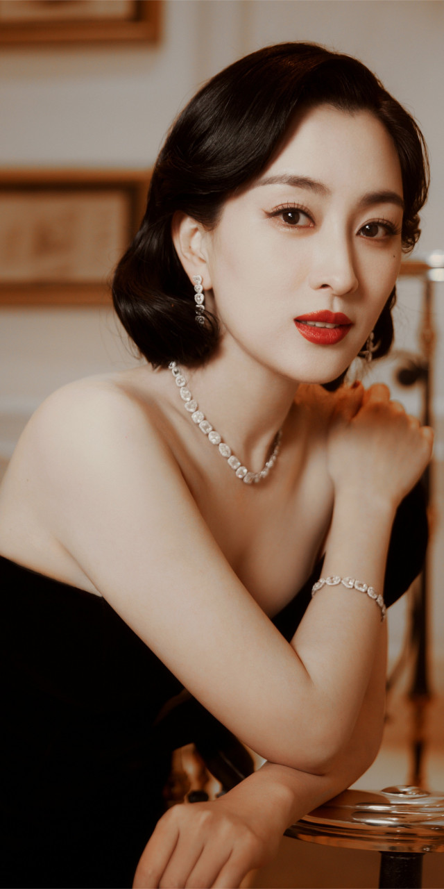 马苏复古名伶端庄典雅造型,烈焰红唇搭配抹胸黑色长裙,优雅明艳,大气