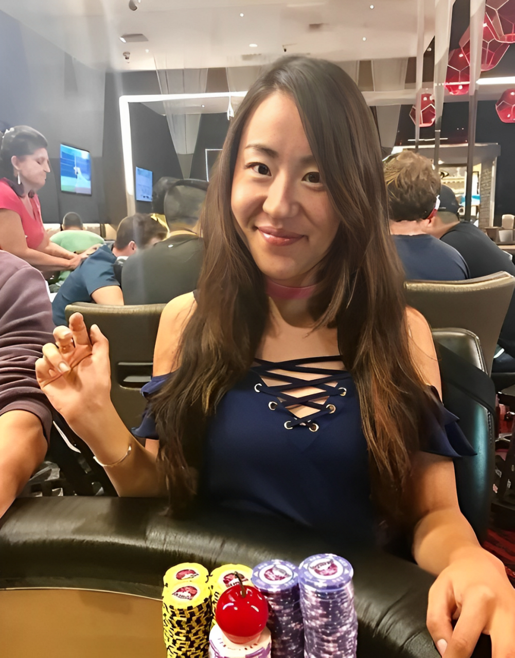 照片中的酷女孩是赵苏茜,一位曾被誉为"华裔女赌神"的美籍华人,曾在短