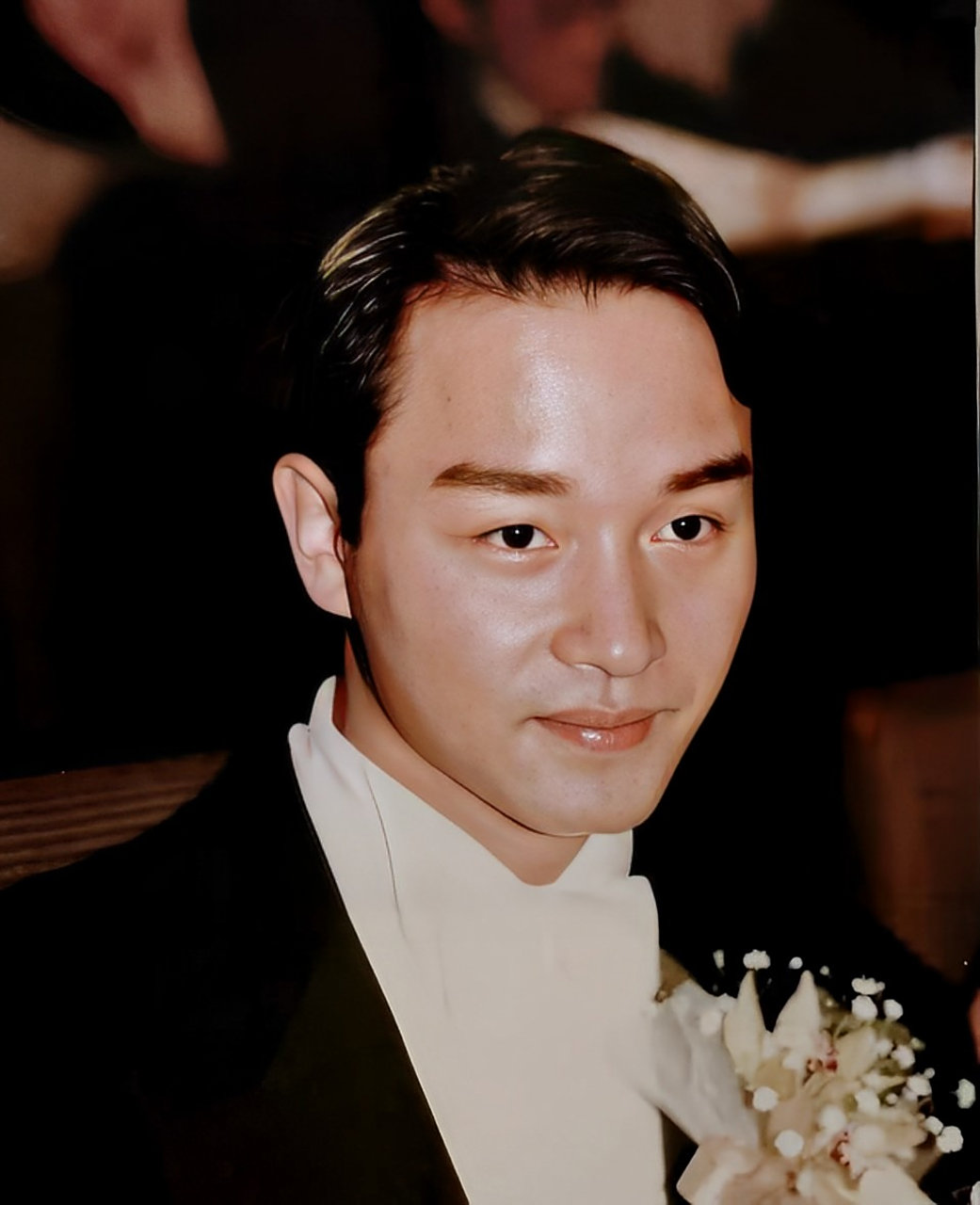 张国荣曾在英国学习设计,家人对他充满期待.