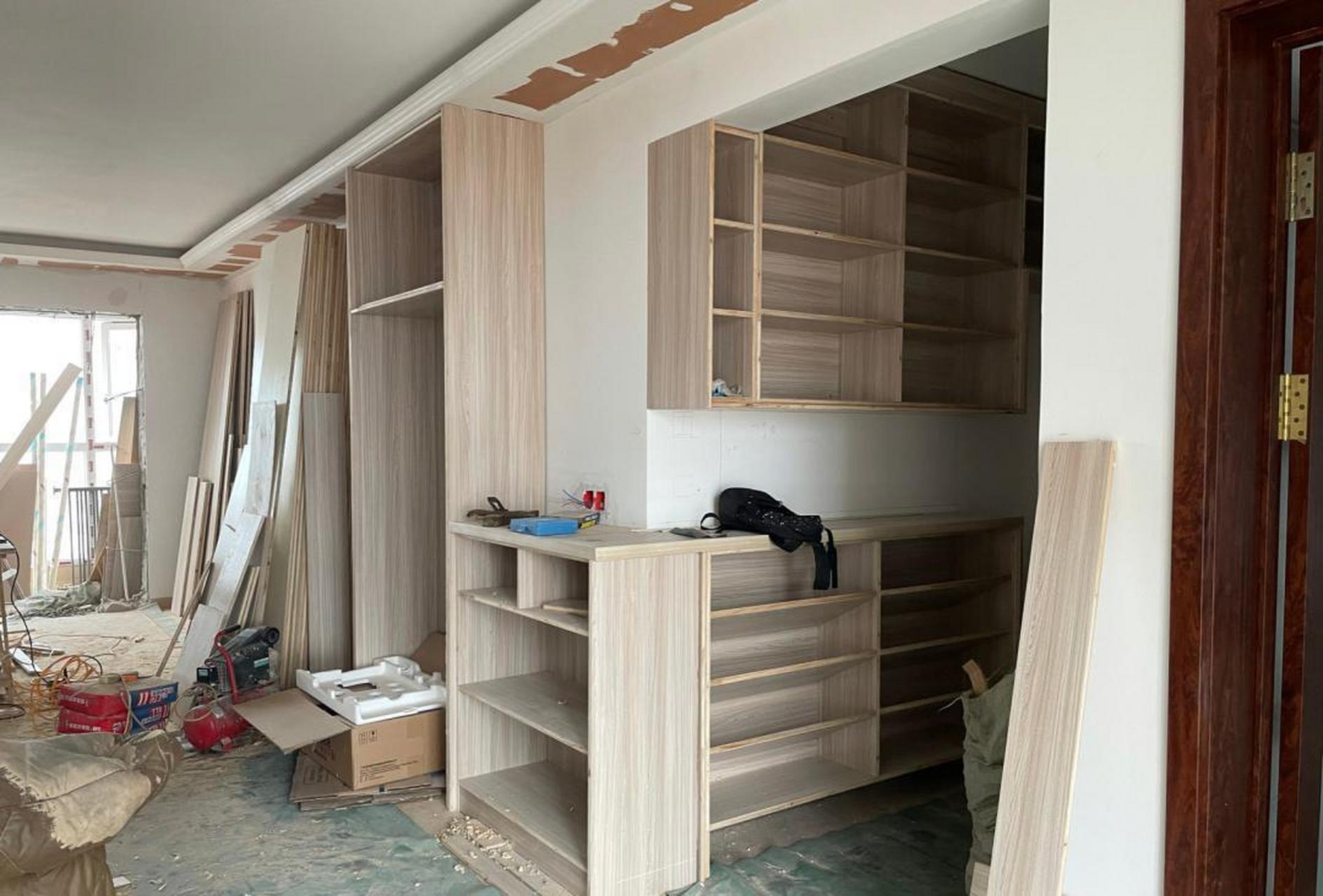 木工师傅打的柜子,很是喜欢,使用的是免漆板,相对比较环保,即使还没