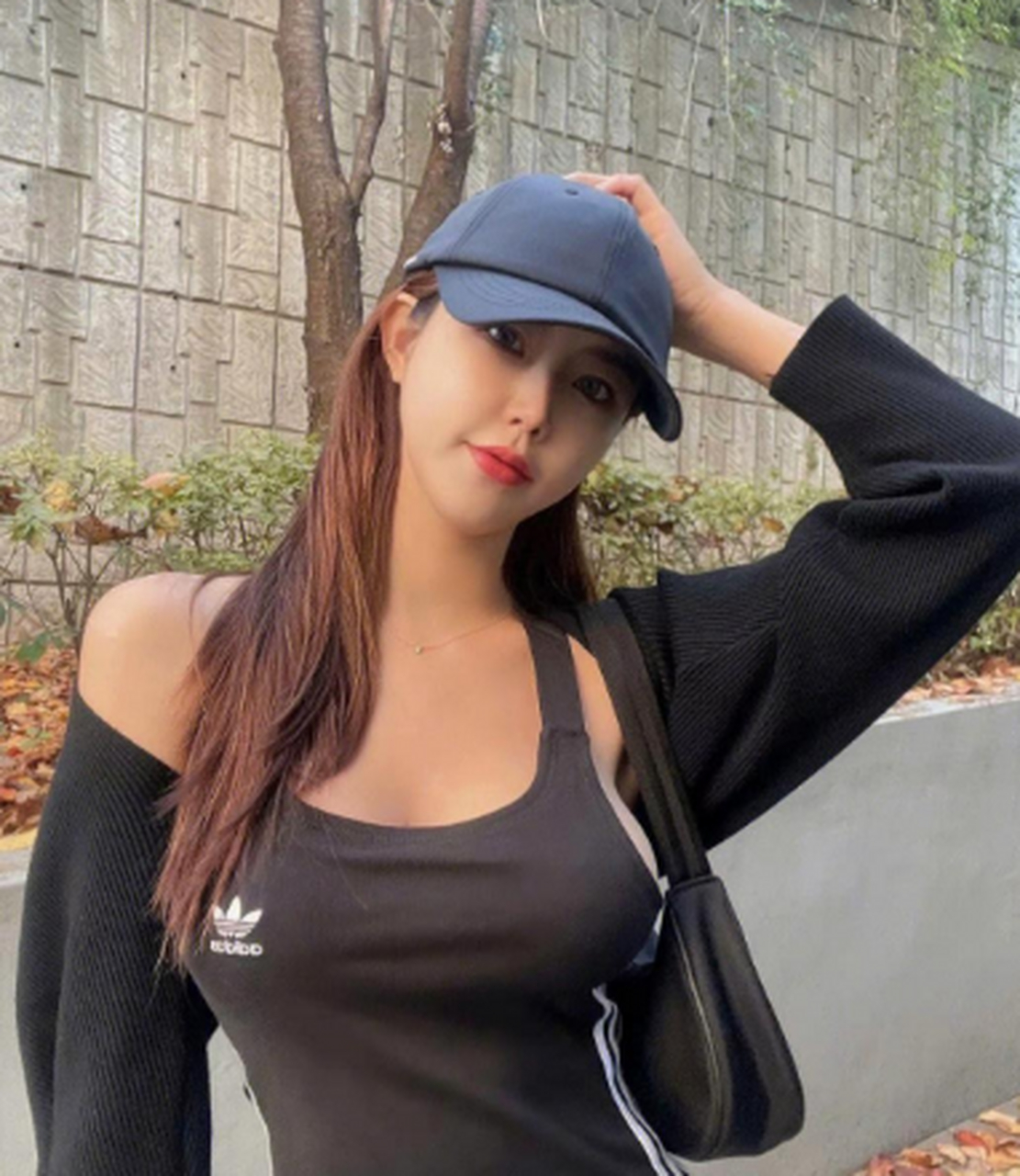 美女长的这么漂亮,穿衣也很时尚,头戴鸭舌帽!