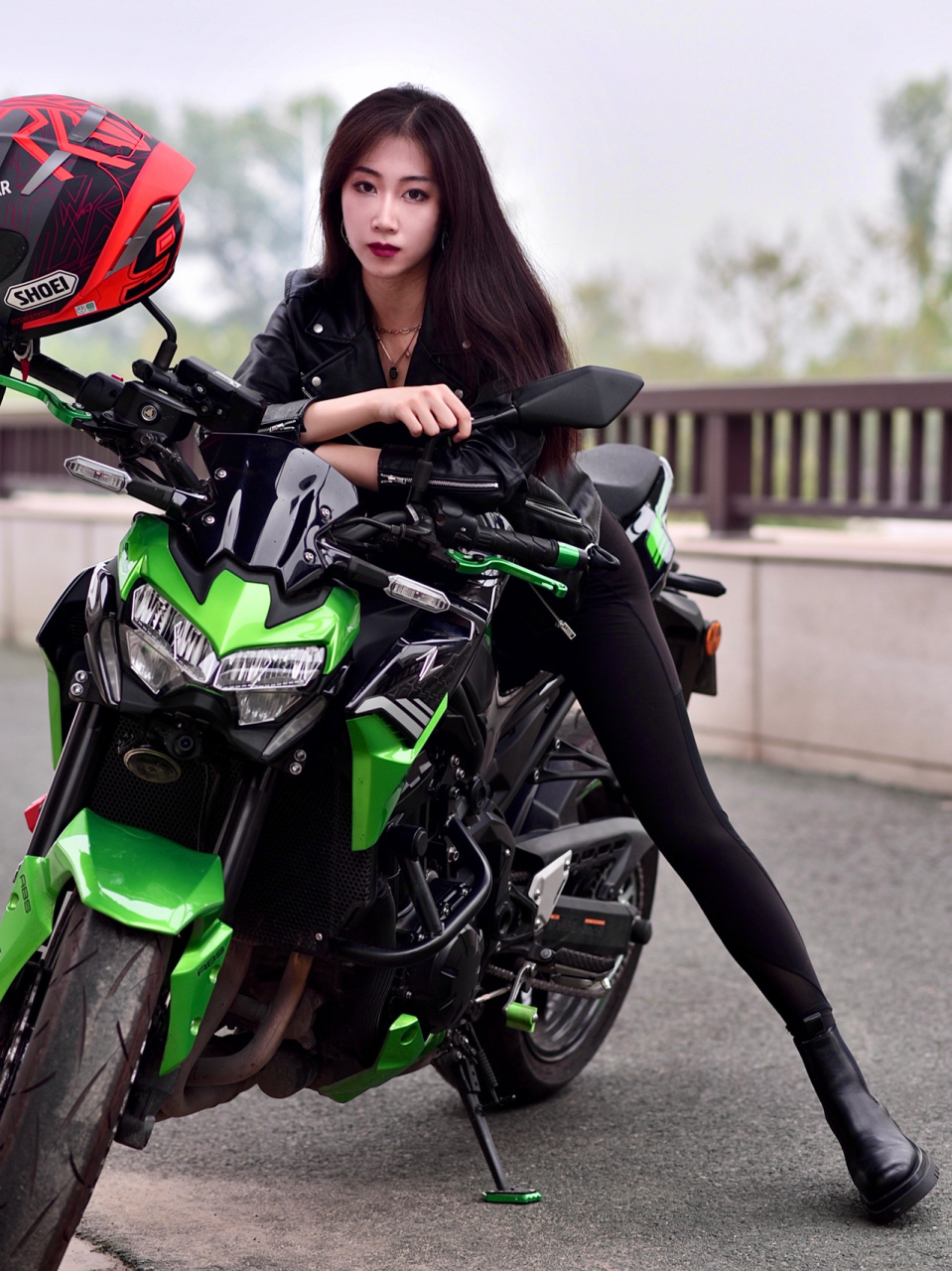 圆我机车梦 机车小姐姐 今天拍写真和一个大家伙搭档～～川崎机车