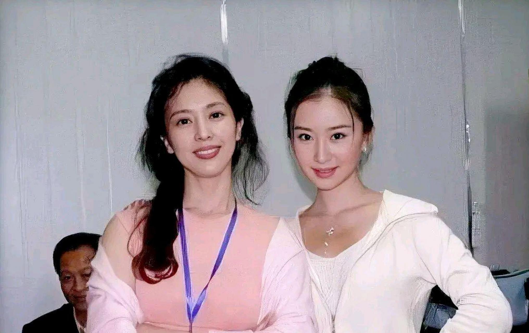 20年多前,刘亦菲的妈妈刘晓莉和演员舒畅合影时,他们之间的对比显而易