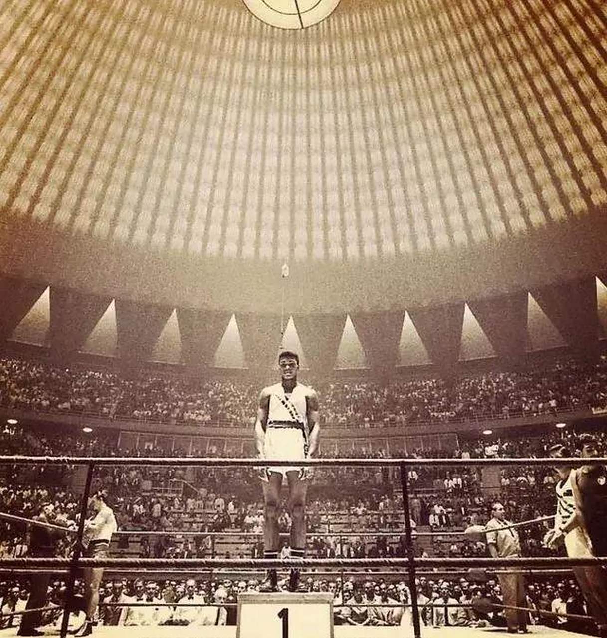 领动计划# 18岁的穆罕默德·阿里 独自一人站在1960年的罗马奥林瓶怂