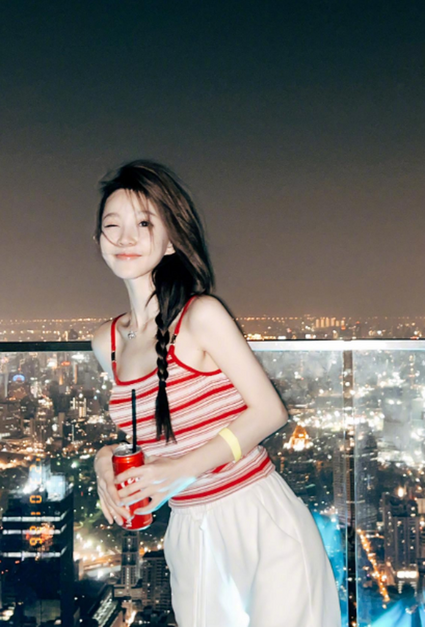 姿态优雅,神态自若,微笑甜美,靓丽可爱! 美少女 冯提莫