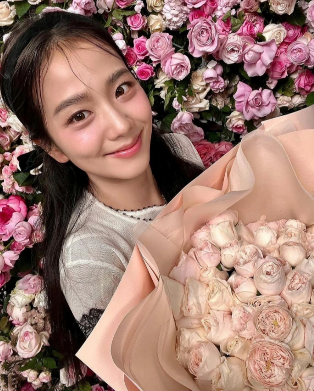 金智秀的笑容,卧蚕的魅力与困扰 金智秀的卧蚕让人一眼就注意到,但有