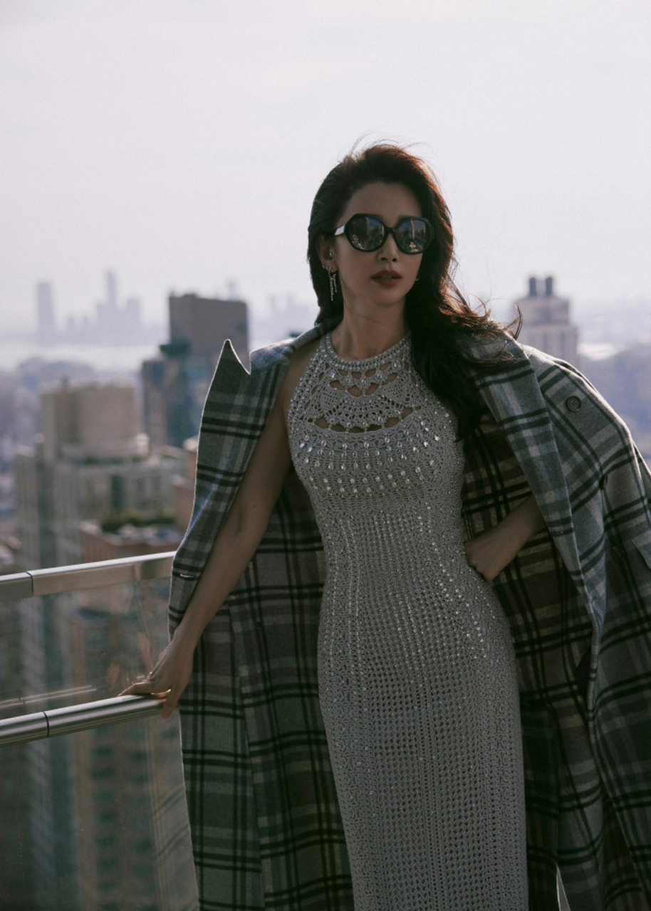 李冰冰亮相纽约时装周,身穿ralph lauren 23秋季系列礼服出席拉夫劳伦