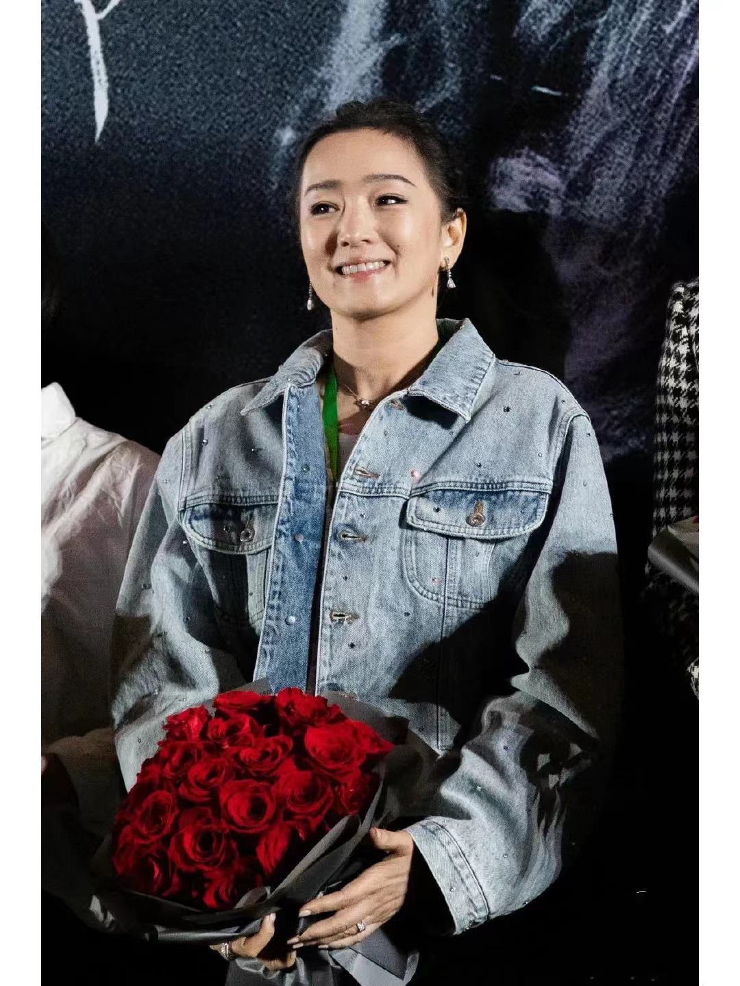 照片中,巩俐身穿松牛仔衣,时髦又有气场