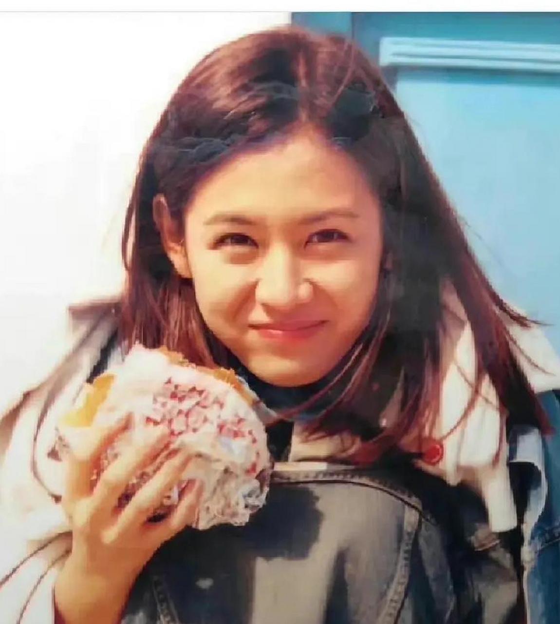 分享一张孙艺珍年轻时的照片.