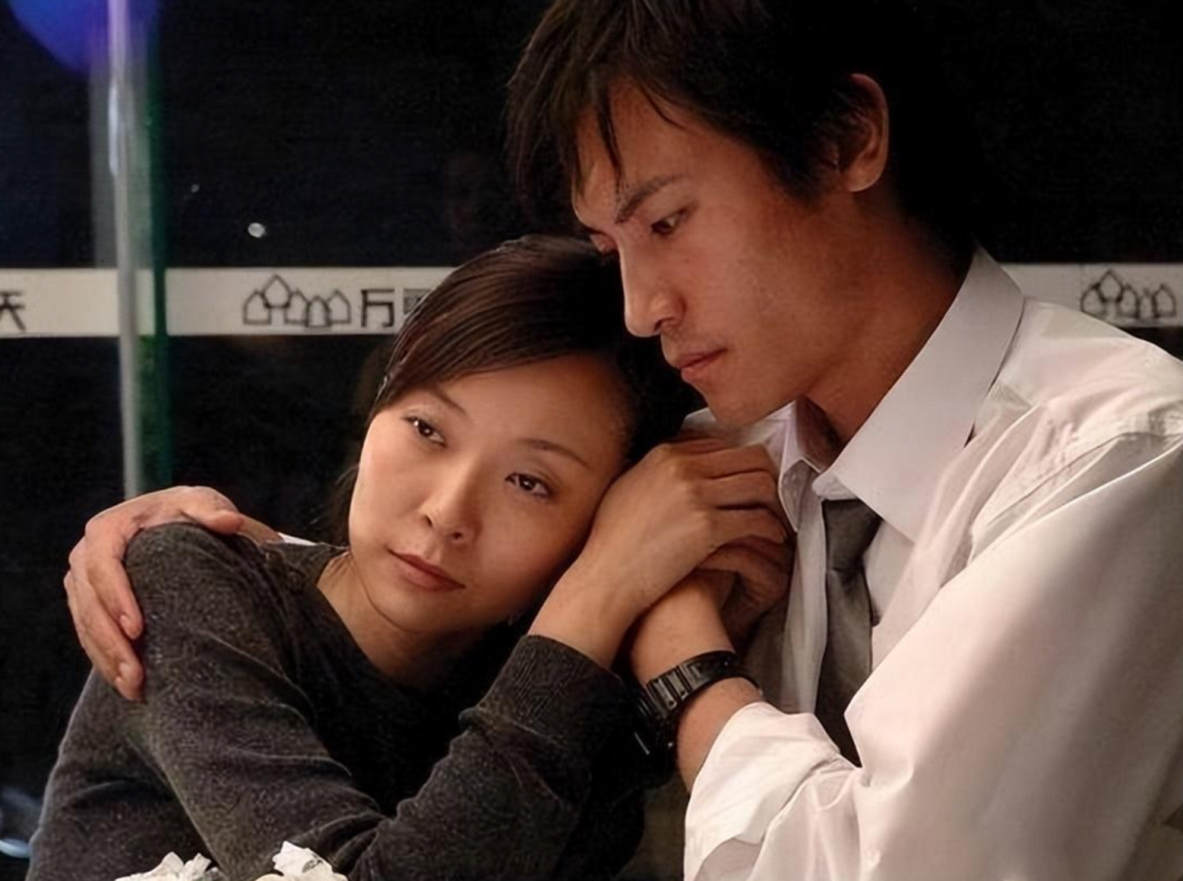 1995年,23岁的柯蓝几乎同时遇见了"音乐才子"李泉和"情场杀手"李亚鹏.