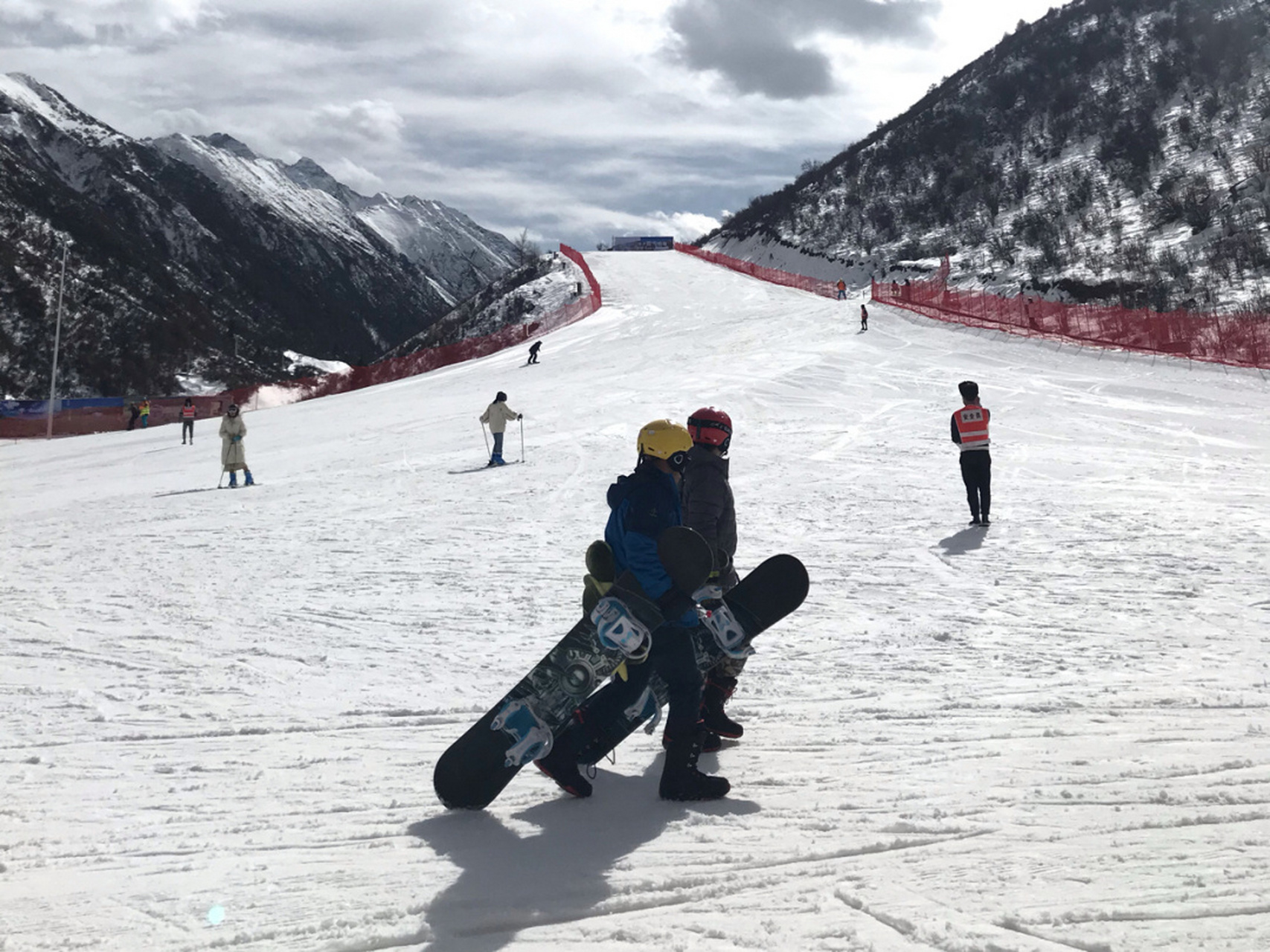 鹧鸪山滑雪场,位于阿坝藏族羌族自治州理县米亚罗境内,海拔:3550m,算