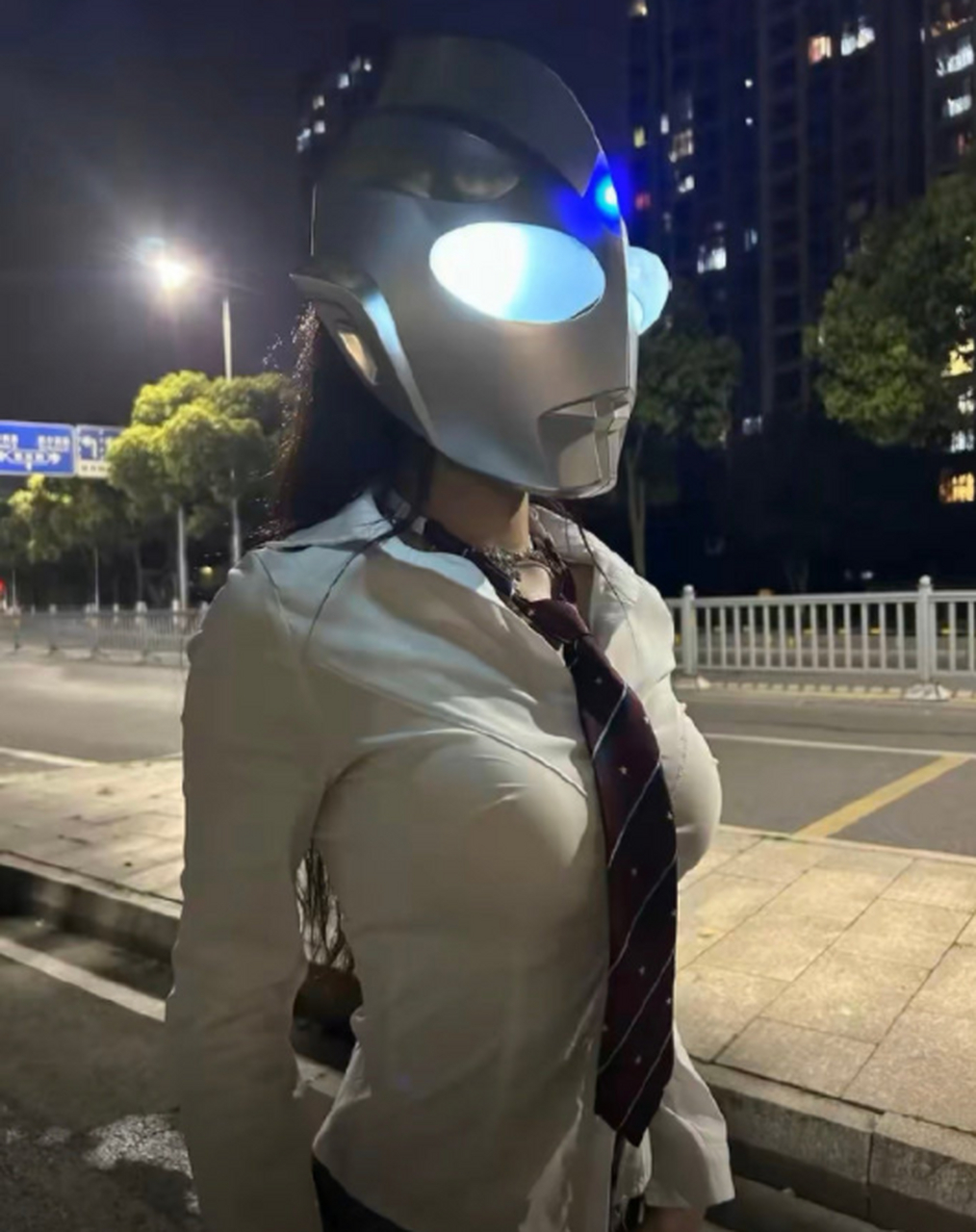 大晚上逛街时发现了一个野生奥特曼[二哈]