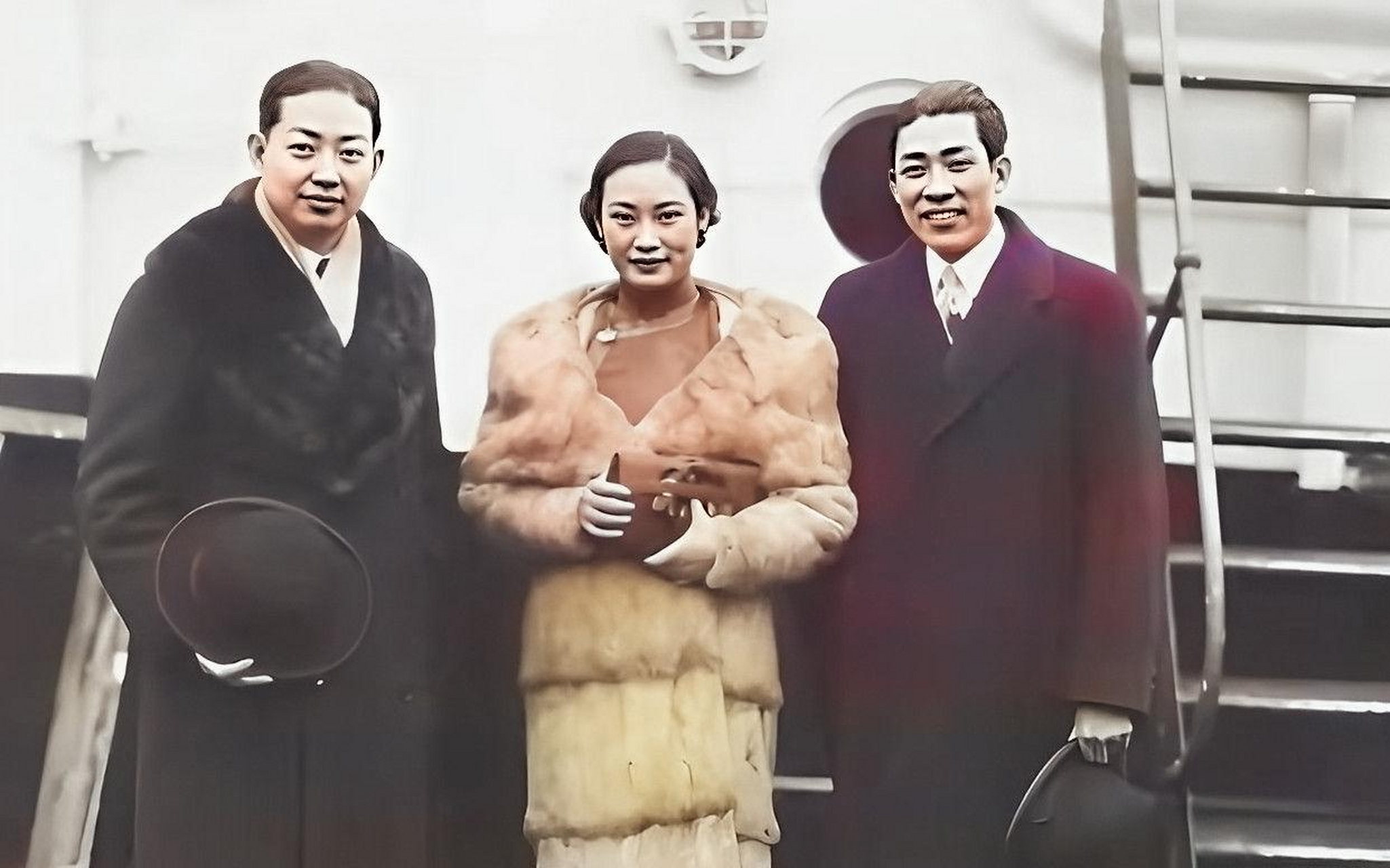 1975年,东德莱比锡大学校园内,照片中的女性正是德国历史上第一位女