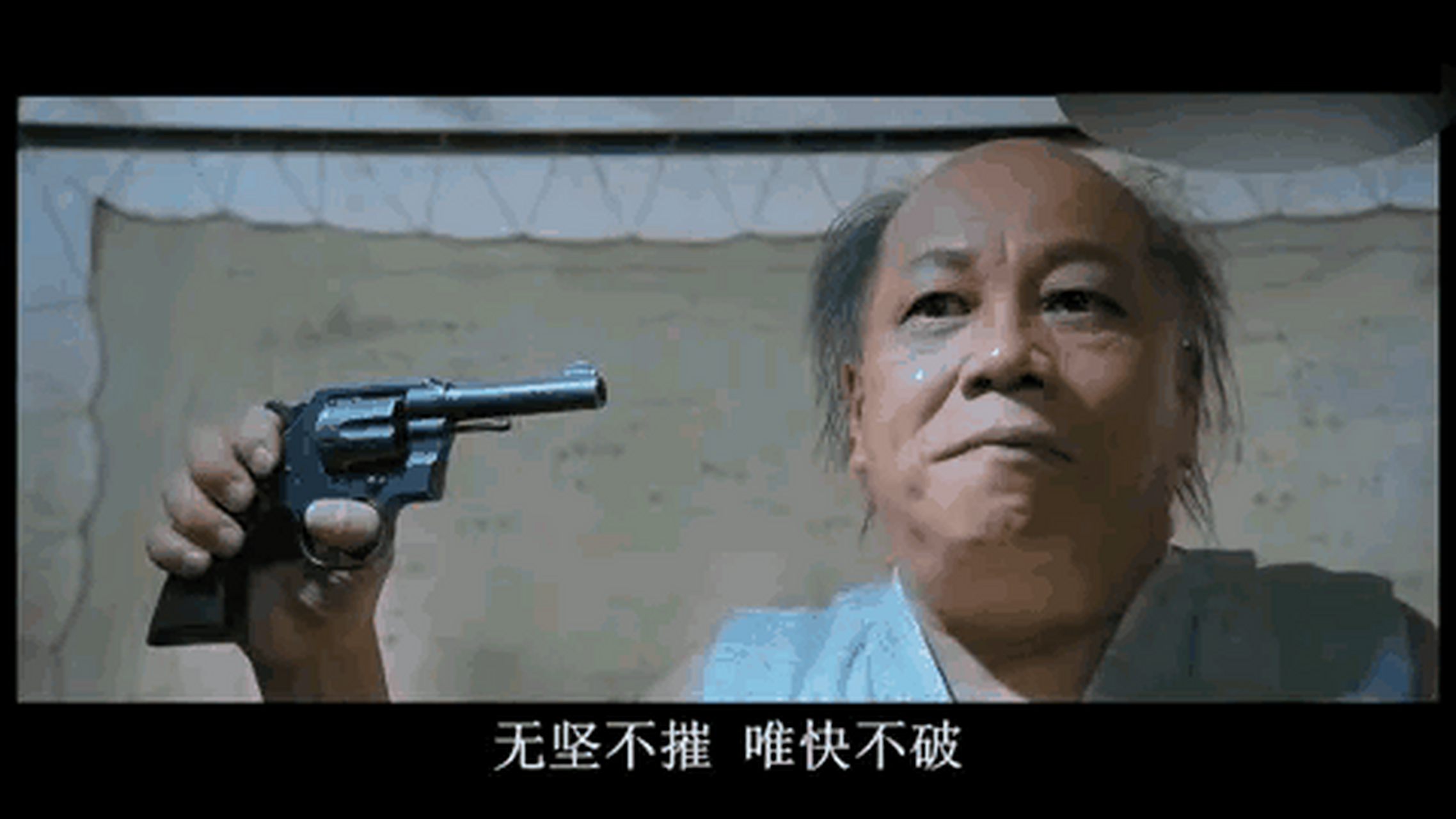 周星驰筹拍《功夫》,上下打量着来试戏的梁小龙:"您介意把假发拿掉吗?