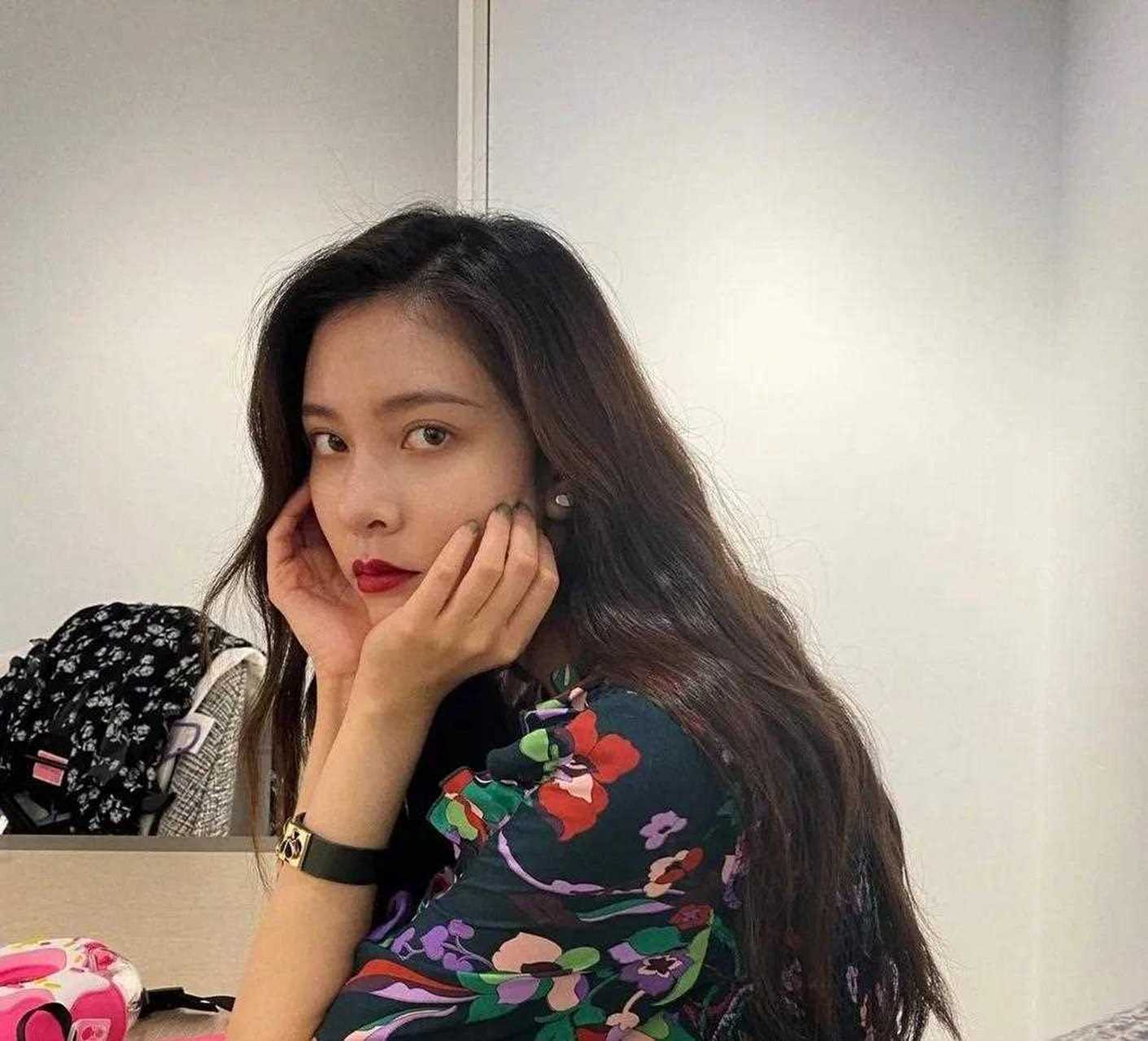 一直感觉王霏霏和宋妍霏给我的感觉很像,可能都是冷艳型美女的关系