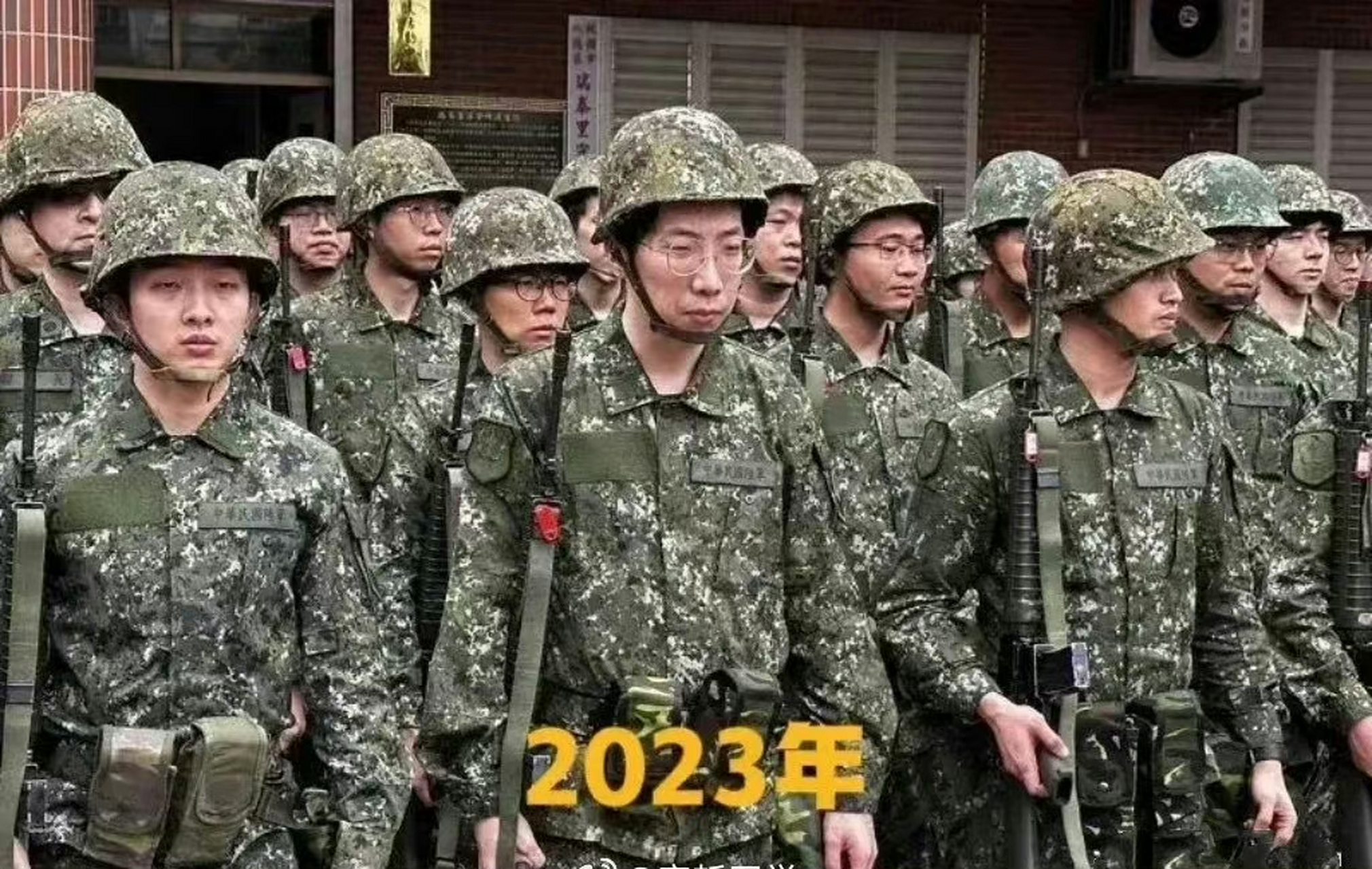 这些军人的军装换了一套又一套,装备换了一代又一代,不过内核没有变