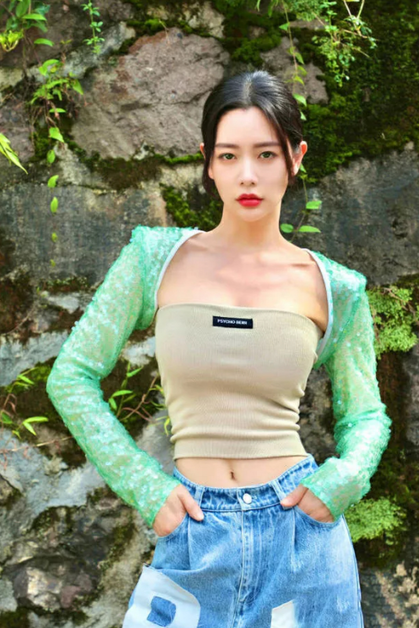 颜值较好且不乏身材,《情圣》中yoyo的扮演者克拉拉发布了自己的夏日