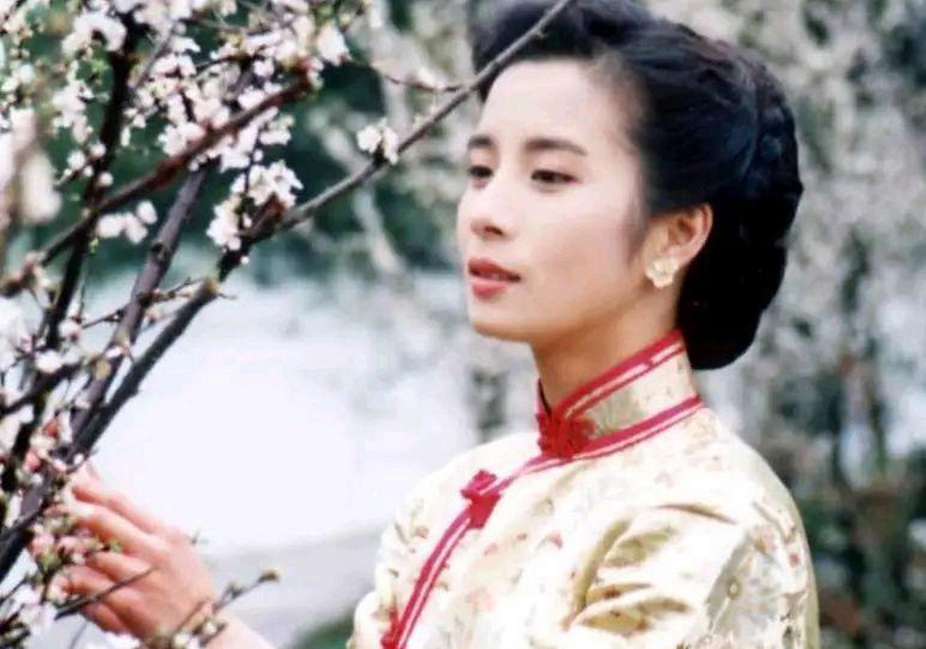 琼瑶剧《梅花三弄之鬼丈夫》当年有多火就不说了,男主角李志希近期