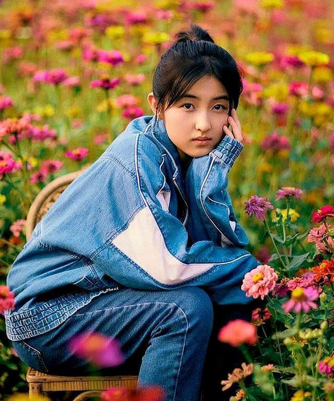 四年前的小姐姐张雪迎正式考进了大学校园,那时候张雪迎还是青涩的