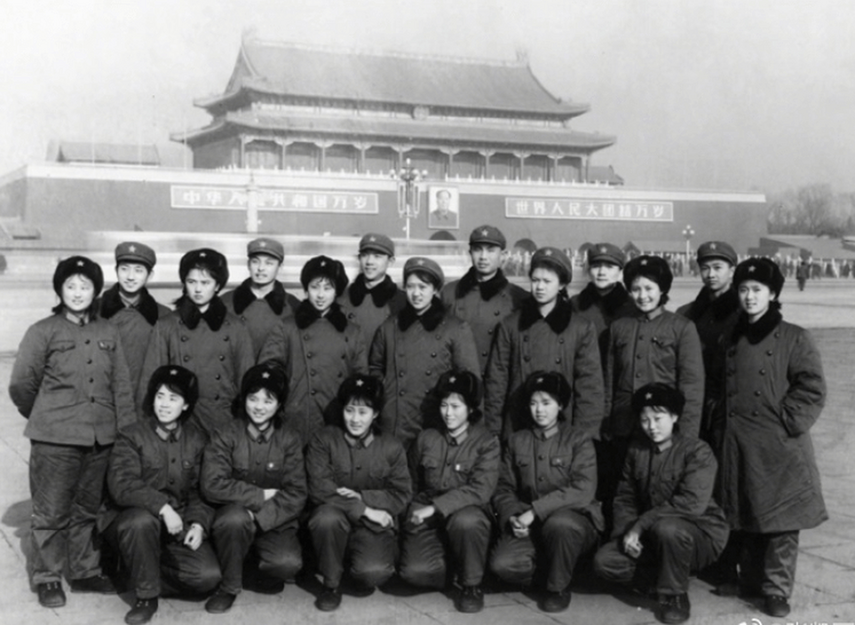 张凯丽晒自己当年穿军装的旧照