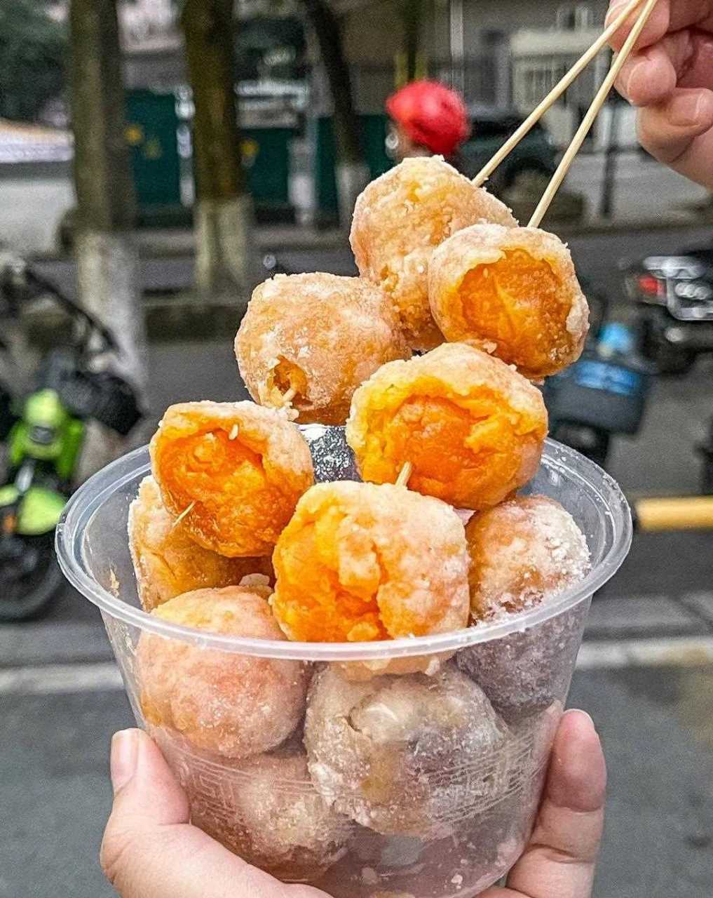 和朋友去这里吃夜宵 发现了别人桌上的反沙咸蛋黄 立马点了一份吃!