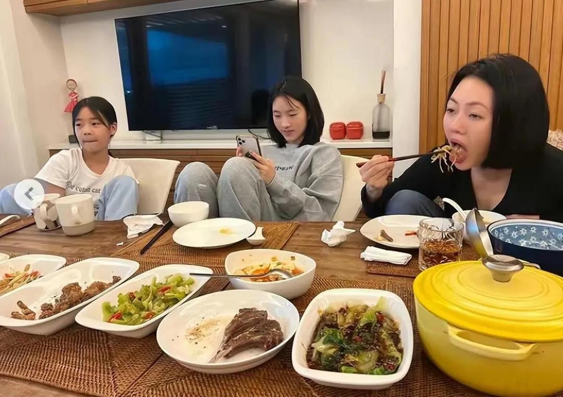 作家李敖大女儿发文,痛批小s在家吃饭没礼仪,还教坏女儿!