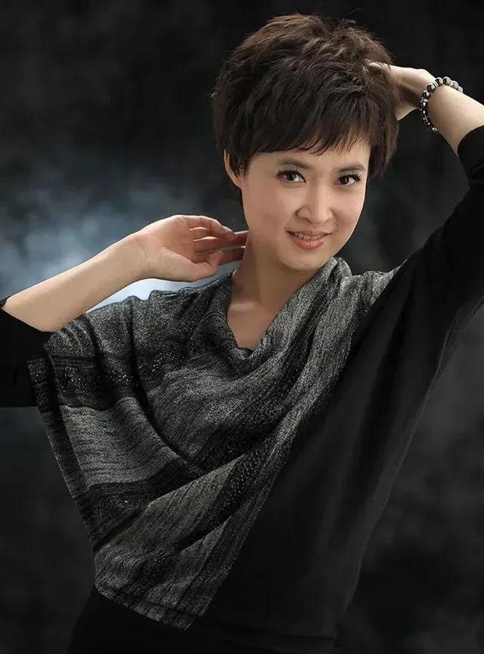 央视主持人桑晨,这也太低碳环保了吧,骑自行车上班,真的是给大家做了