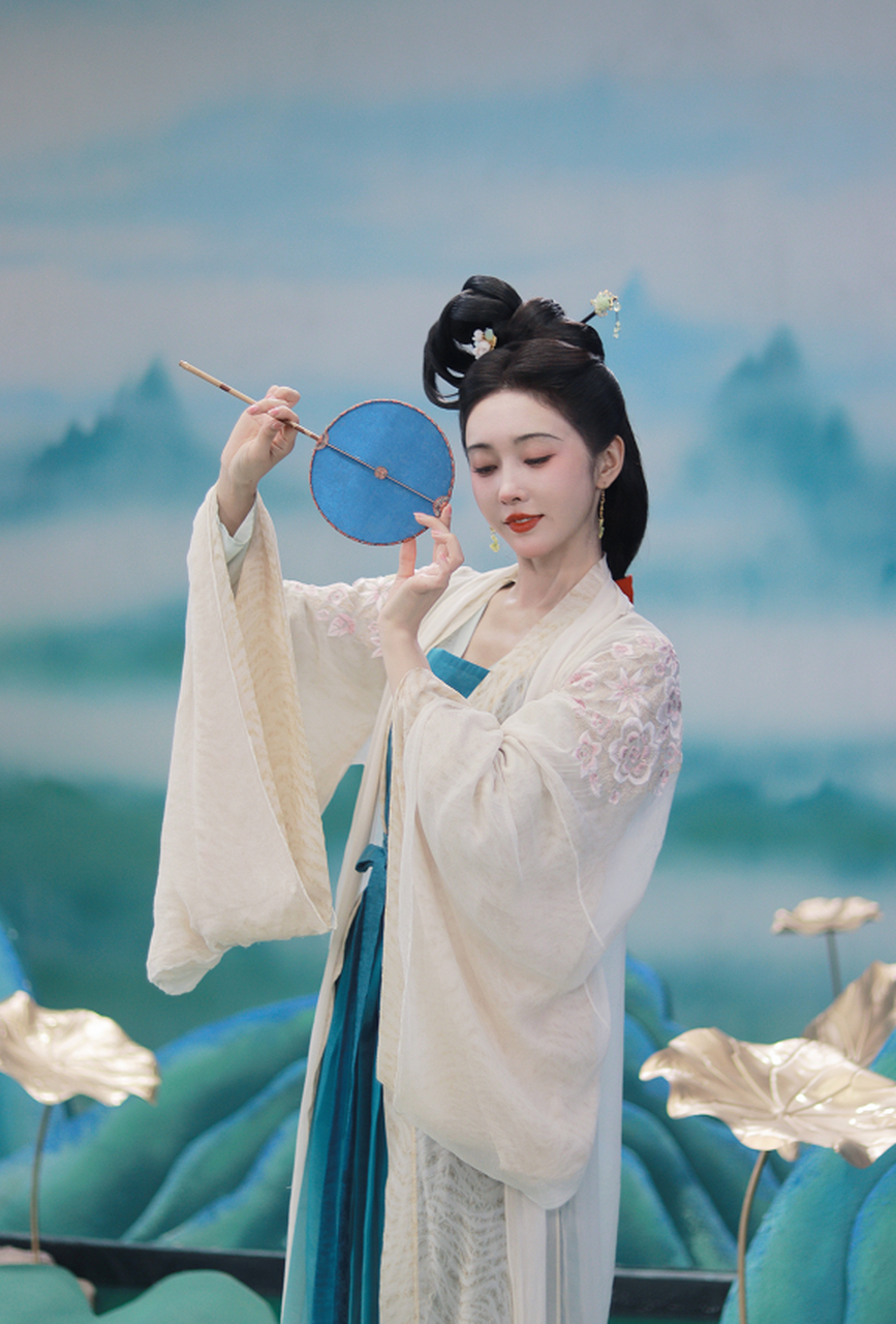 宣璐的古装,总是让人很惊艳,而这一身的装扮,用"天青色等烟雨,而我在