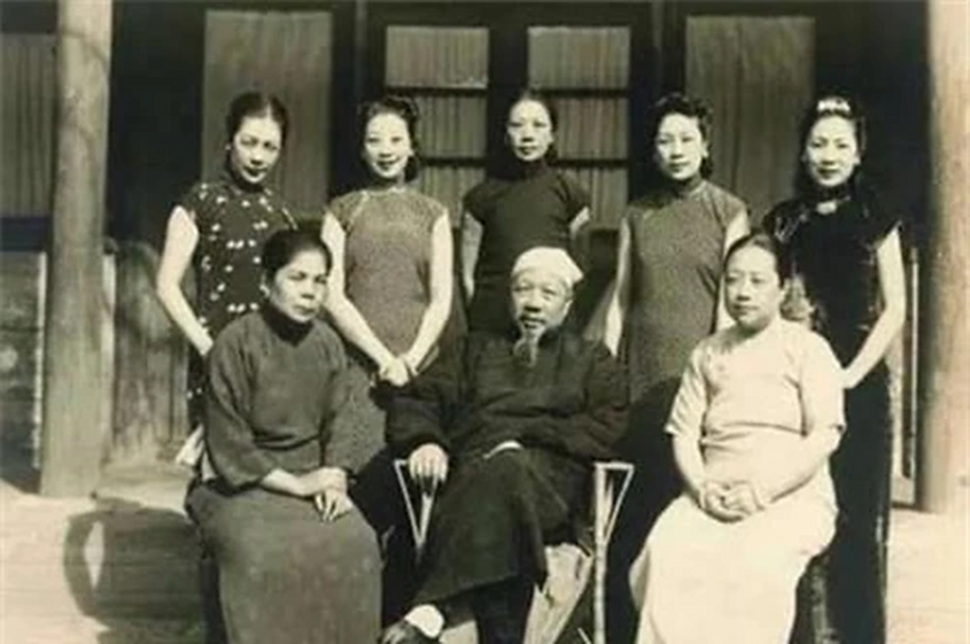 1888年,12岁的小德张,用1把镰刀自宫其身,成了太监,后来官至3品.