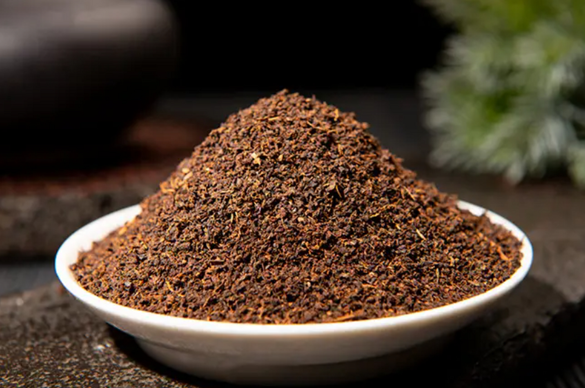 宜宾红碎茶,乃鲜嫩茶叶经揉紧切碎而成为匀整的颗粒状,是国际茶叶市场