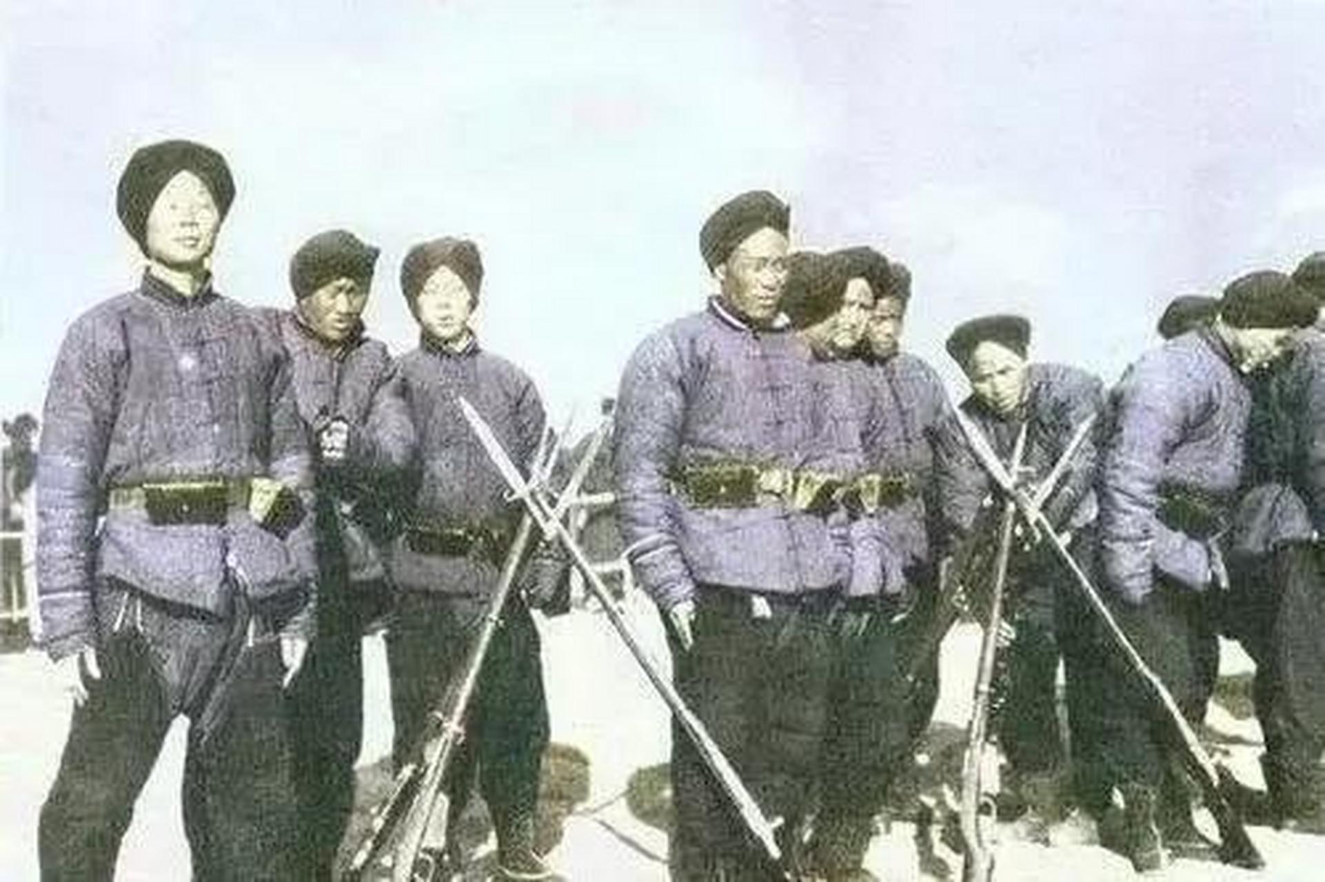 1903年,一张珍贵的北洋新军照片显示了全副武装的士兵手持最先进的