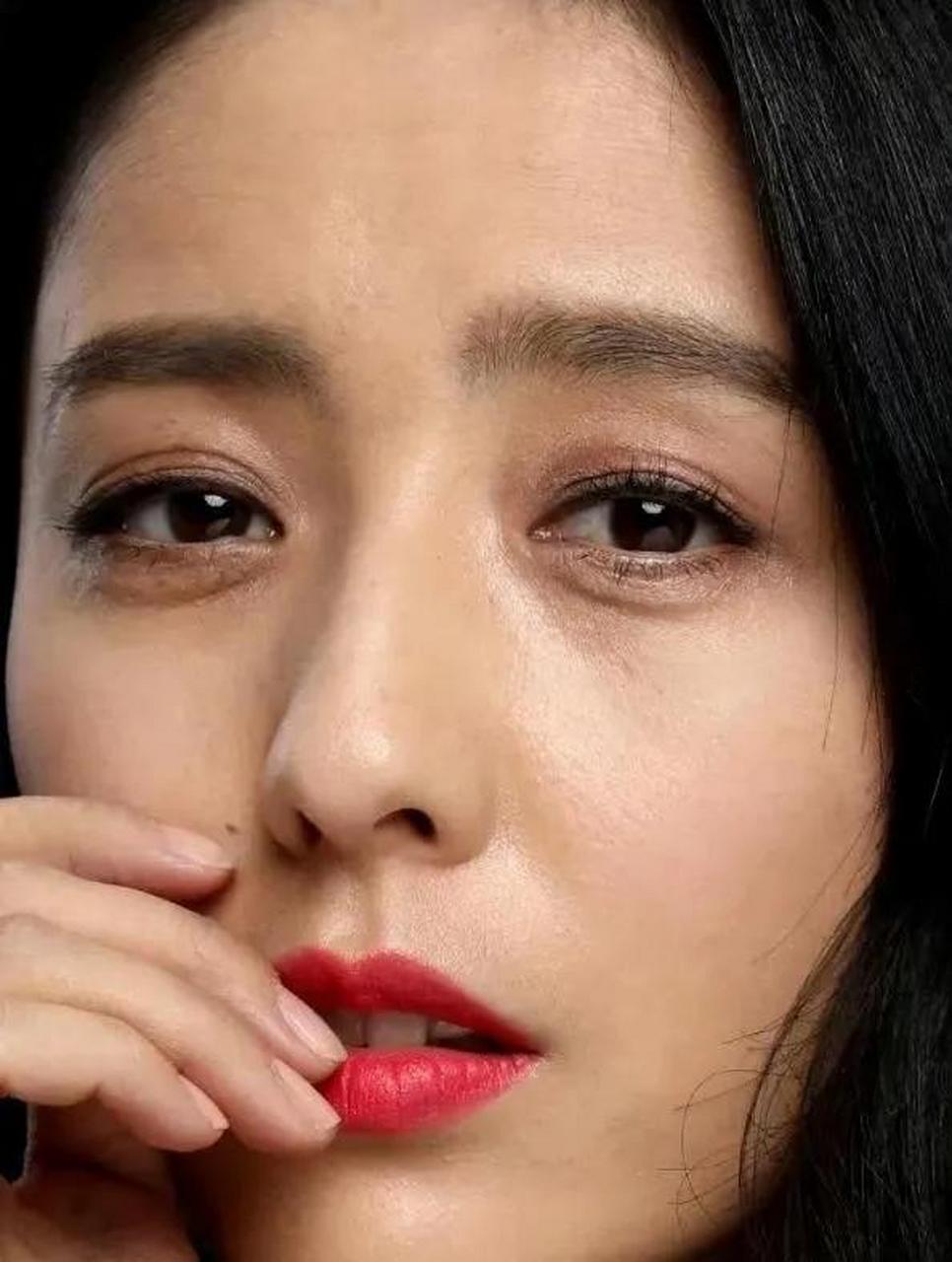 佟丽娅一直是娱乐中气质美女的典范,她有着充满异域风情的五官,皮肤