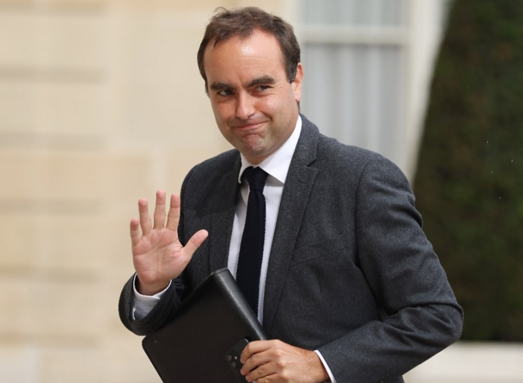 法将抬高预备役的最高年龄至70岁 法国国防部长塞巴