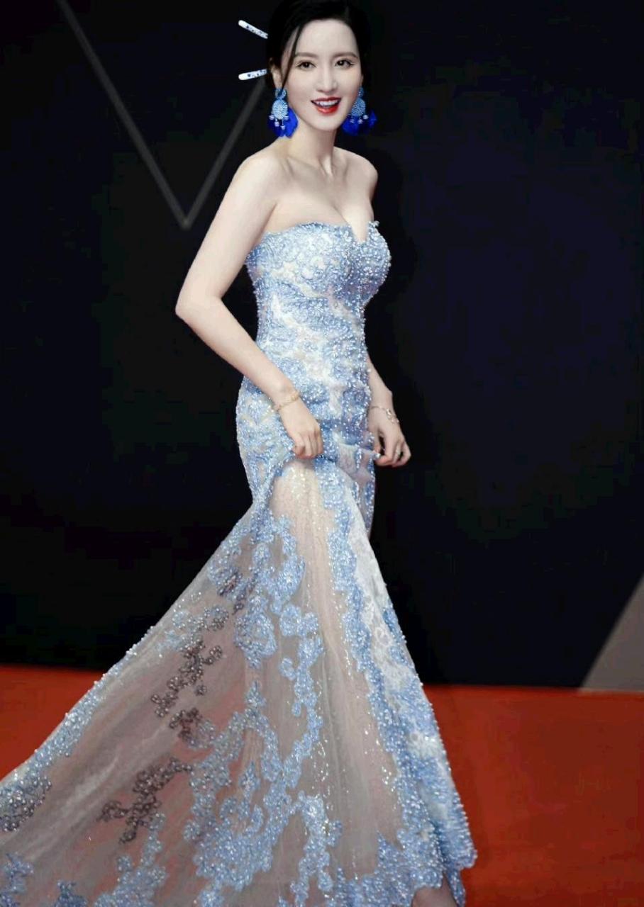 还是忘不了张萌的兔女郎裙![坏笑]