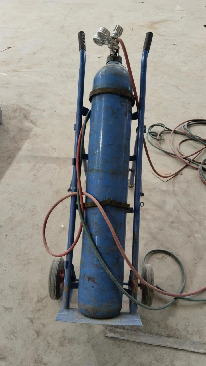 现场用氧气乙炔瓶的压力不小,使用时要谨慎!