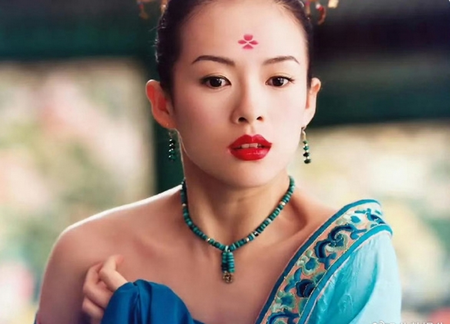 章子怡,华语电影界的璀璨明星,以其出色的演技和无可挑剔的脸型闻名于