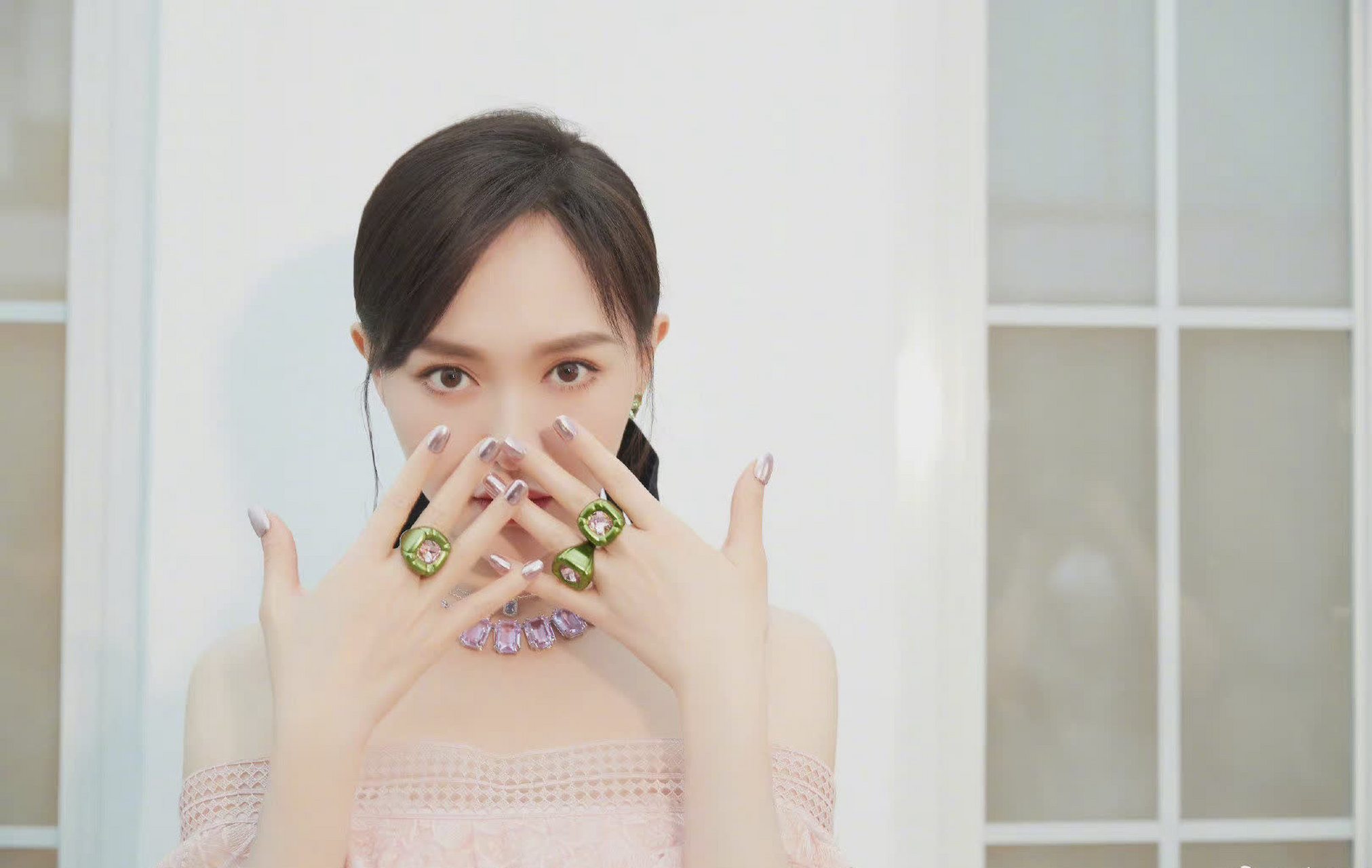 唐嫣身穿一字肩浅粉色连衣裙出席活动,扎着温柔的低马尾,沉稳可人.