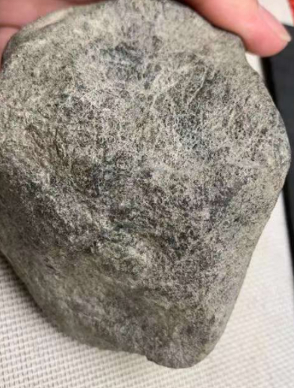 点击头像看直播##翡翠原石#老象皮莫西沙,皮壳老辣紧凑,沙粒坚硬创 