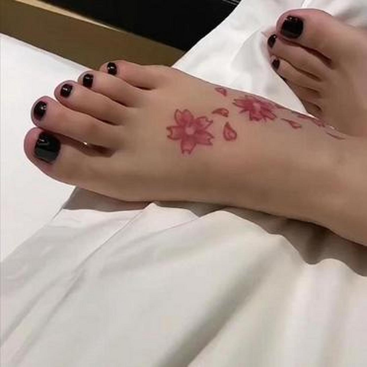 女朋友脚上有纹身,你们看得出来是什么东西吗?