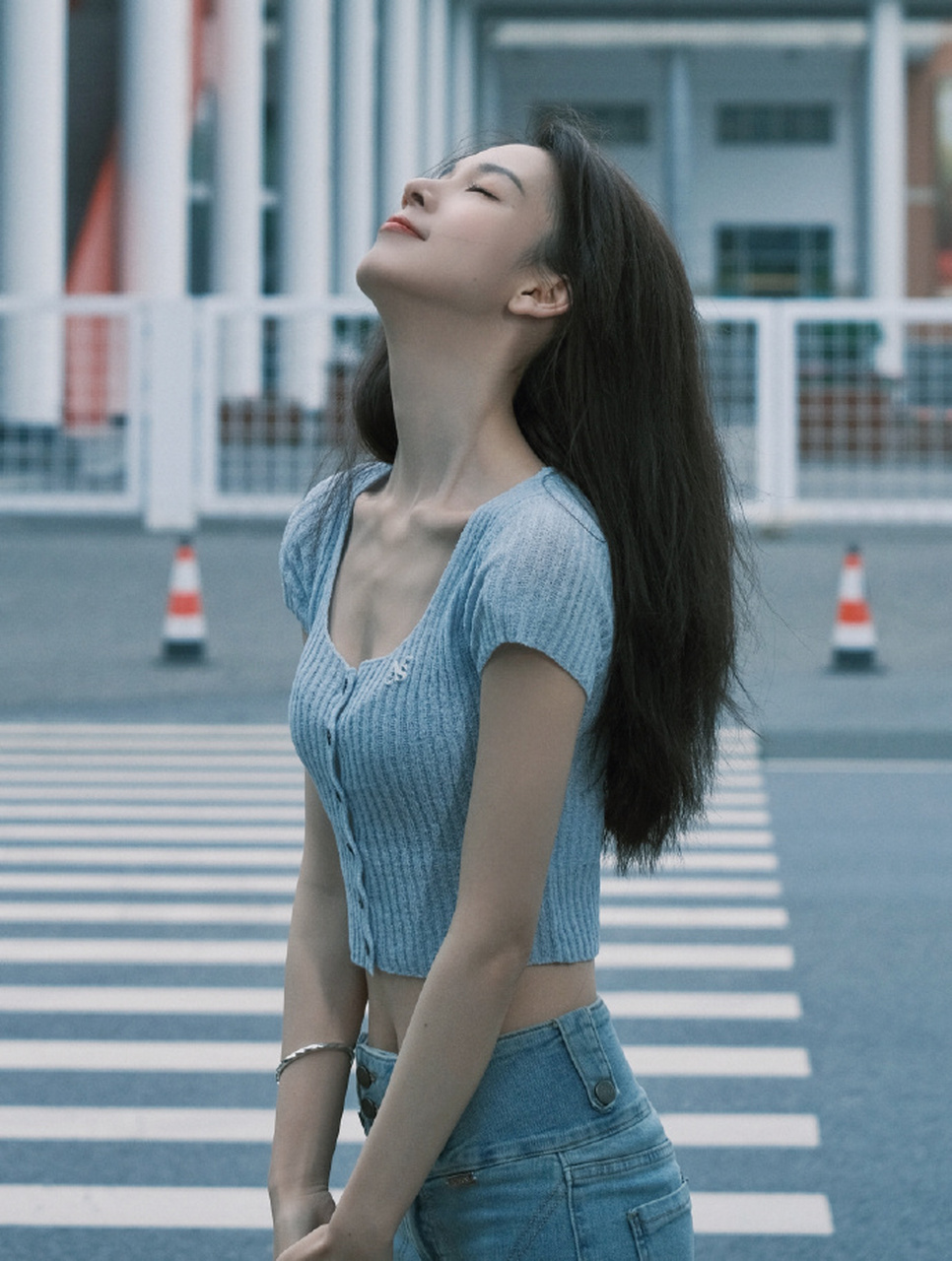 星闻#  宝藏女孩陈瑶: 身材高挑,面容精致. 穿啥都合适,都好看!