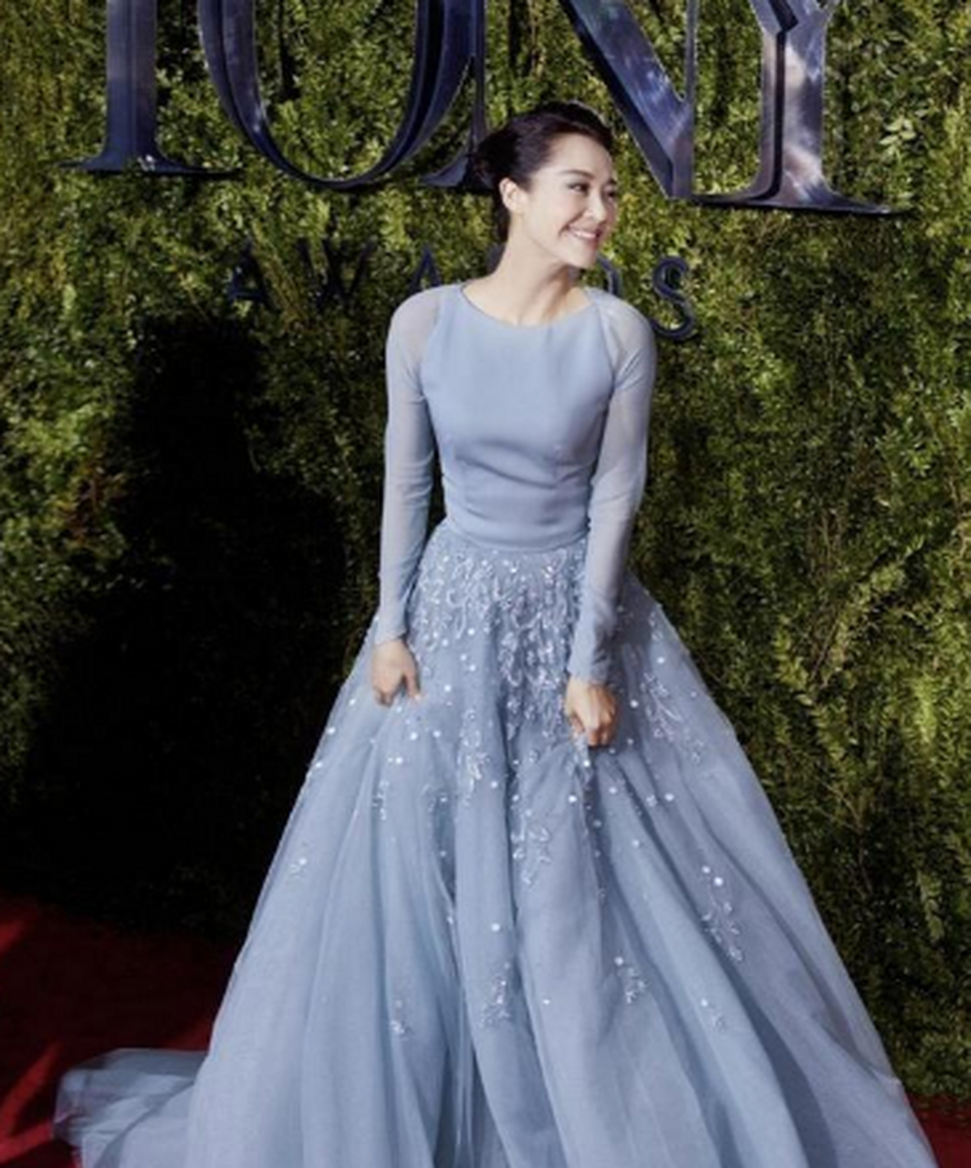 许晴在国外终于高调一回,穿淡蓝色连衣裙配盘发,气质优雅像公主