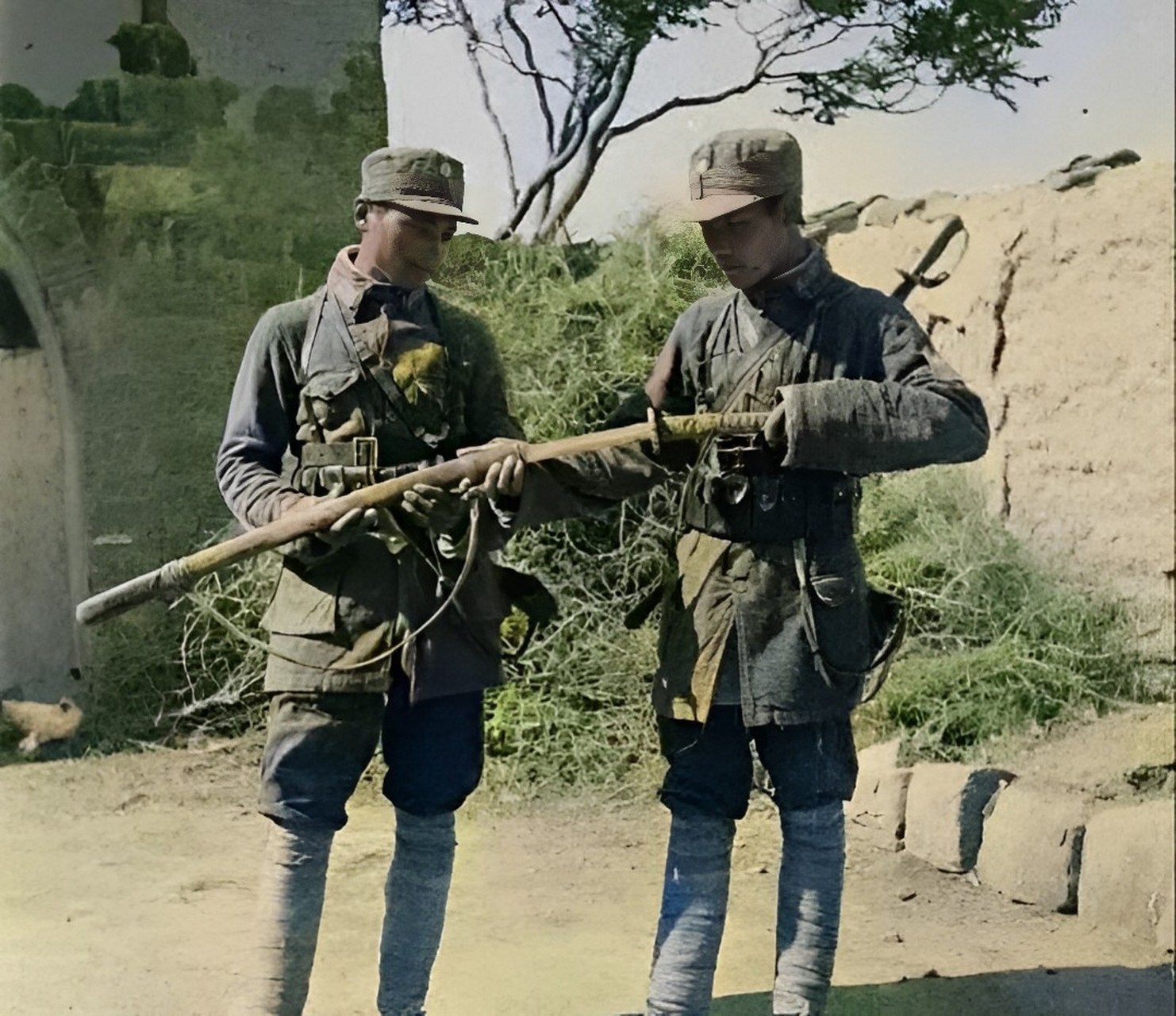 1943年,一位站立的中國人士兵,表情堅毅,手持漢陽步槍,胸前掛著幾顆