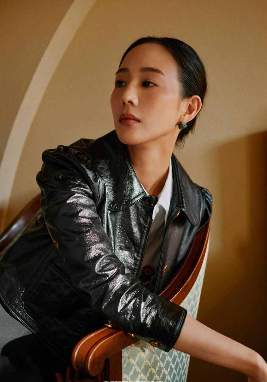 张钧甯复古杂志封面大片 身处复古洋楼中的张钧甯美人如画,冬日暖调