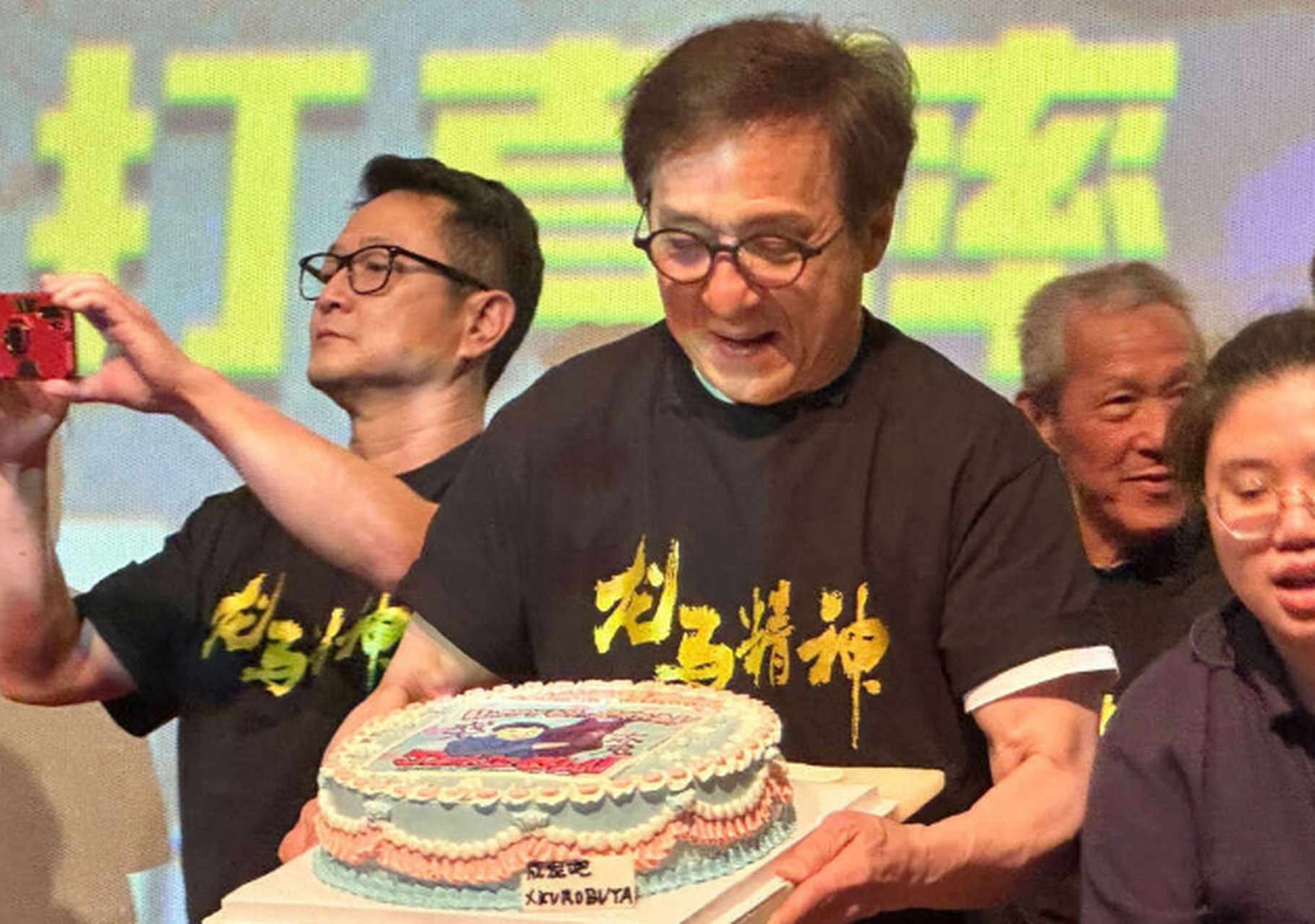 成龍慶69歲生日,被元彪往臉上扔蛋糕笑開懷,於榮光幫擦拭很貼心 4月8