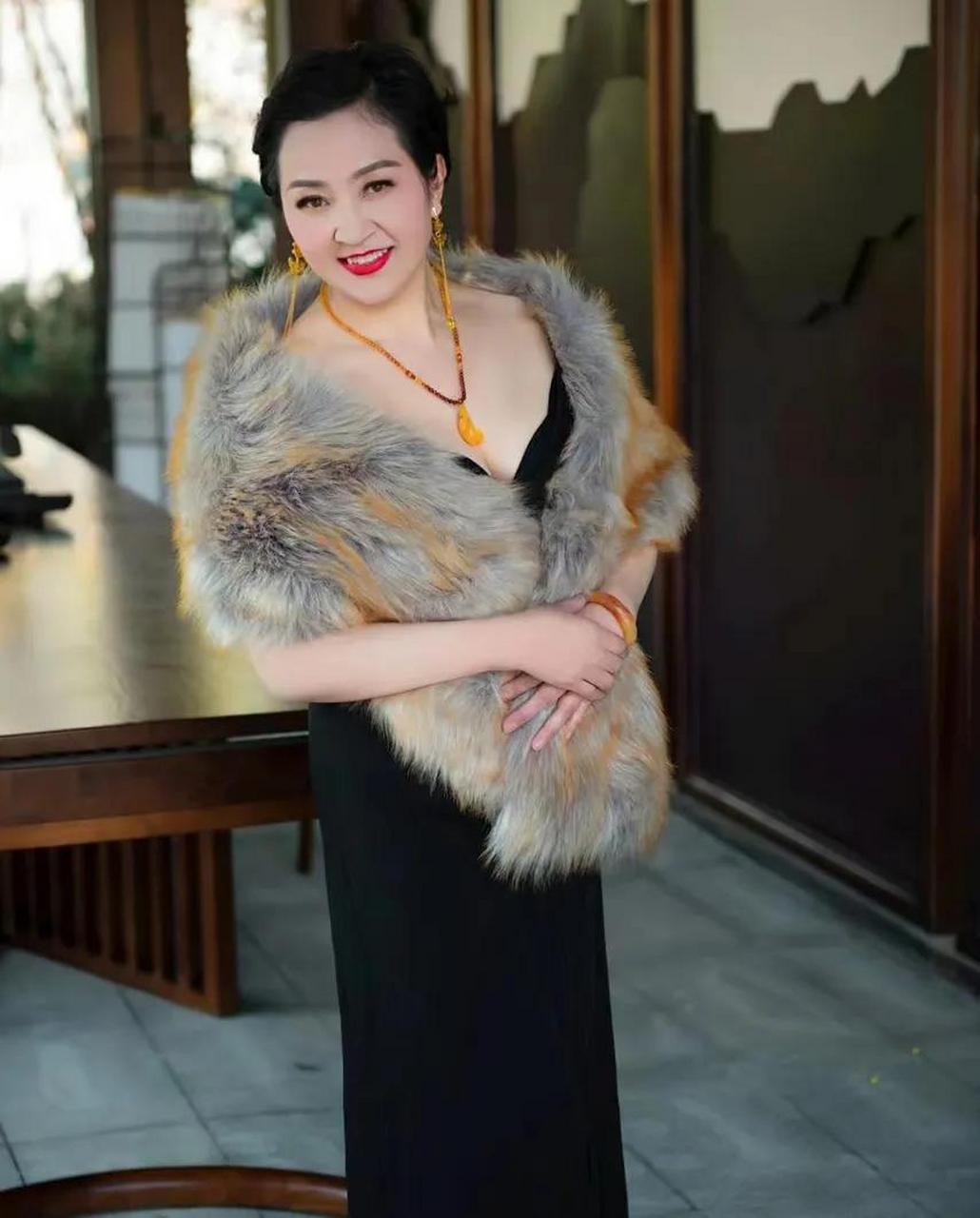 风韵美阿姨五十岁的成熟美丽阿姨拍的一组照片,图片经过美化,皱纹没了