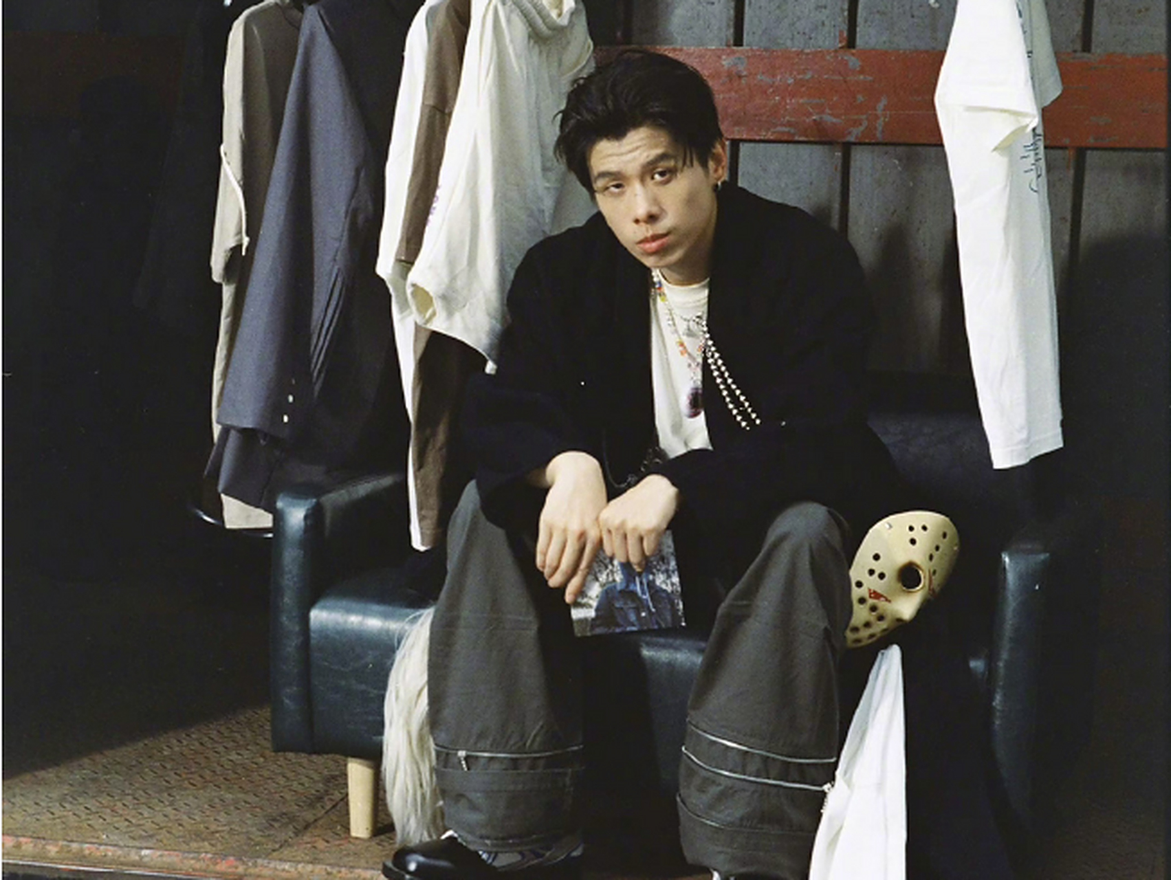 前两天被曝恋情的rapper法老发微博,划重点: 1 法老否认了对小精灵